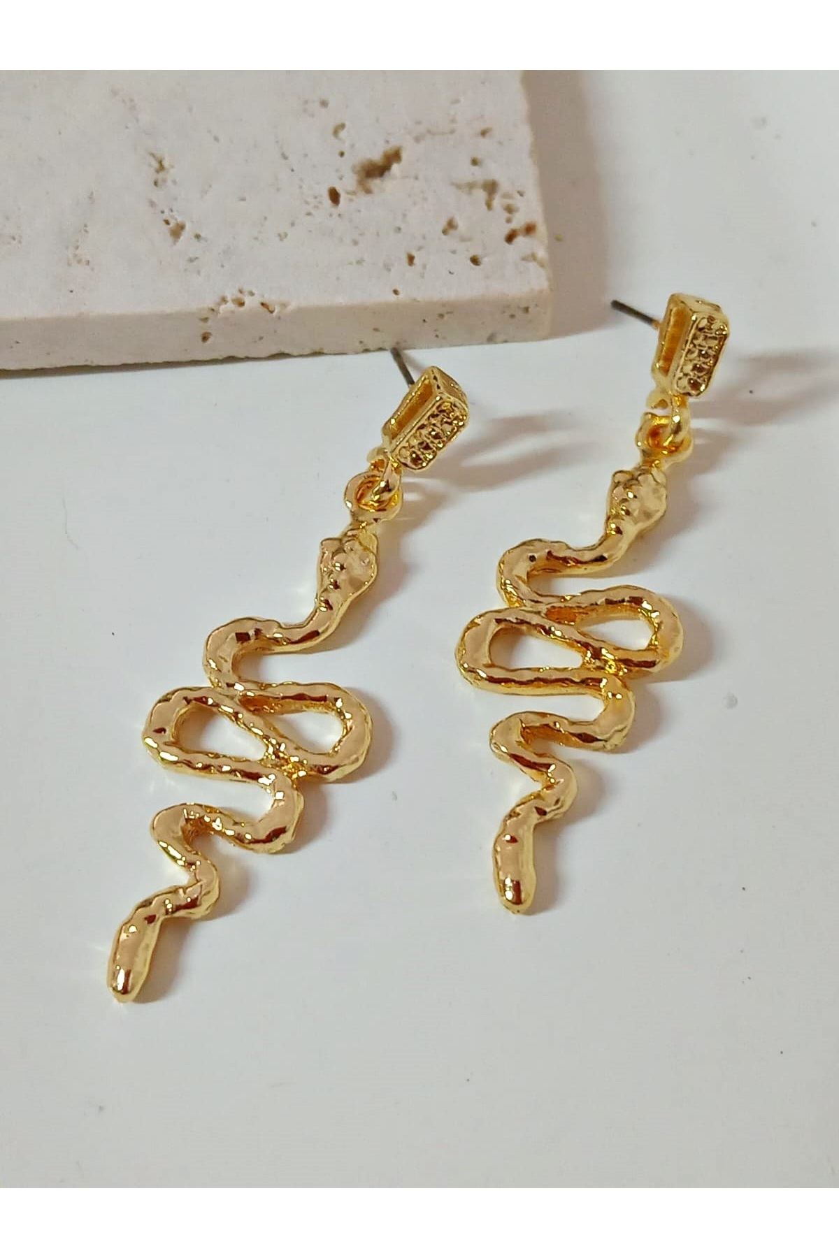 Gold Sallantılı Yılan Kadın Küpe