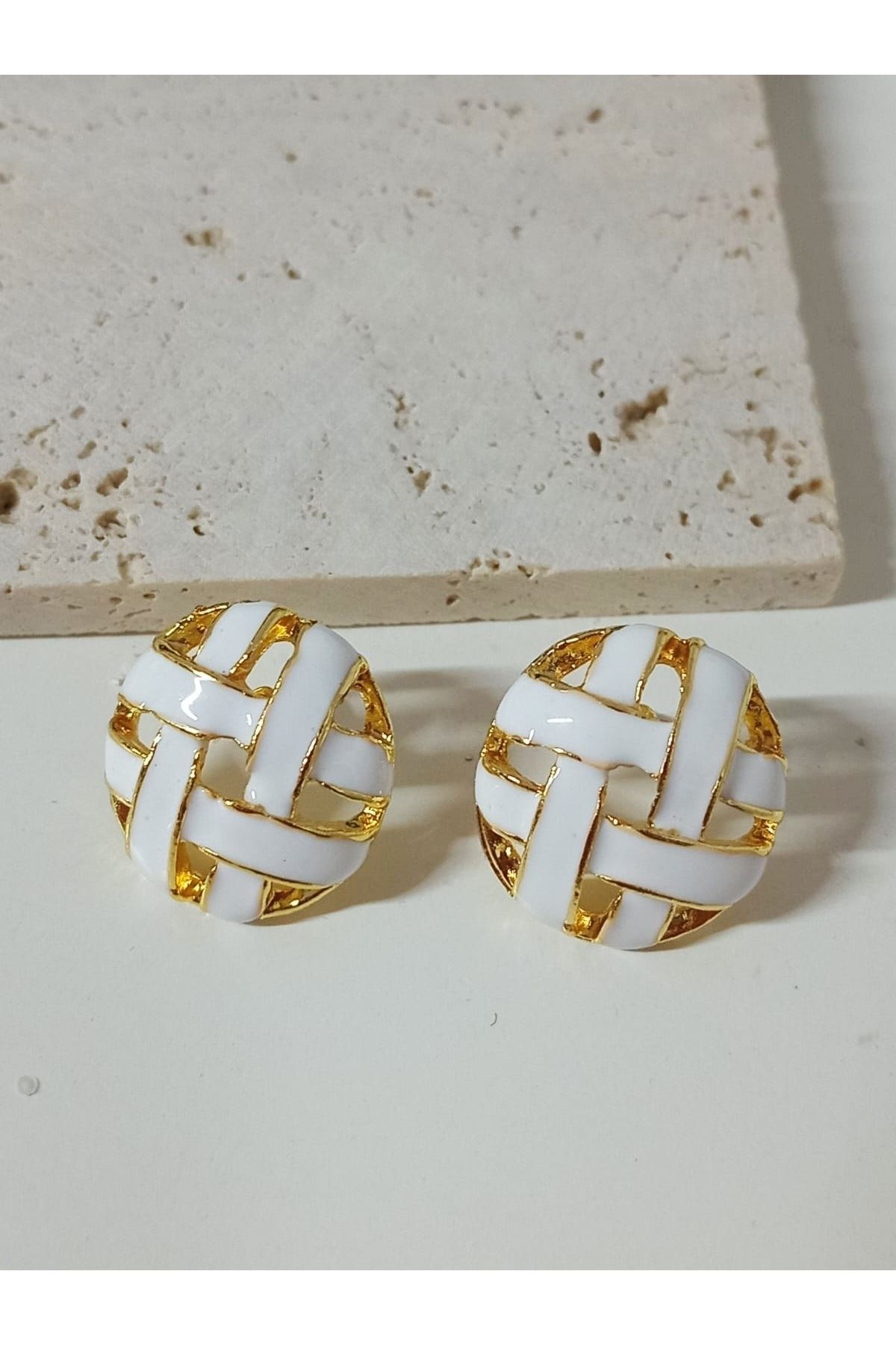 Siyah Gold Vintage Ekose Delikli Şık Küpe