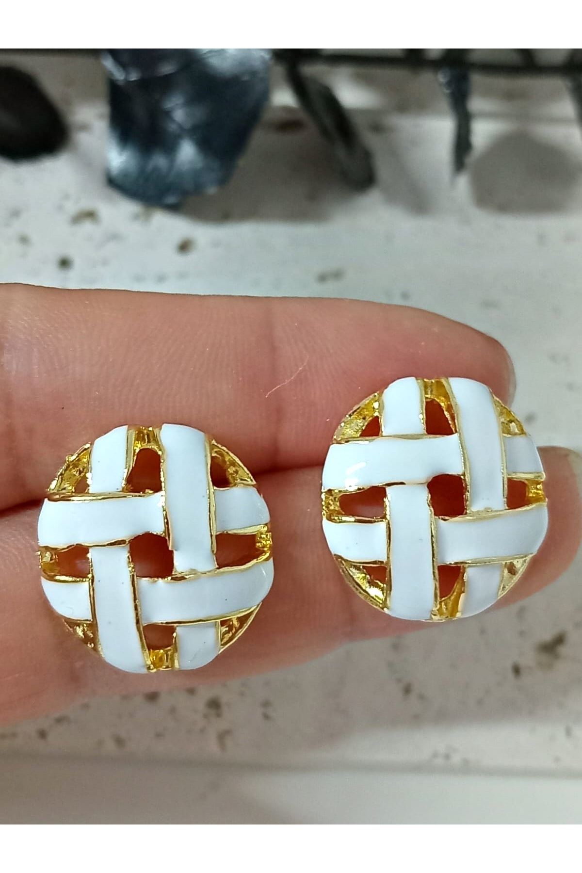 Siyah Gold Vintage Ekose Delikli Şık Küpe