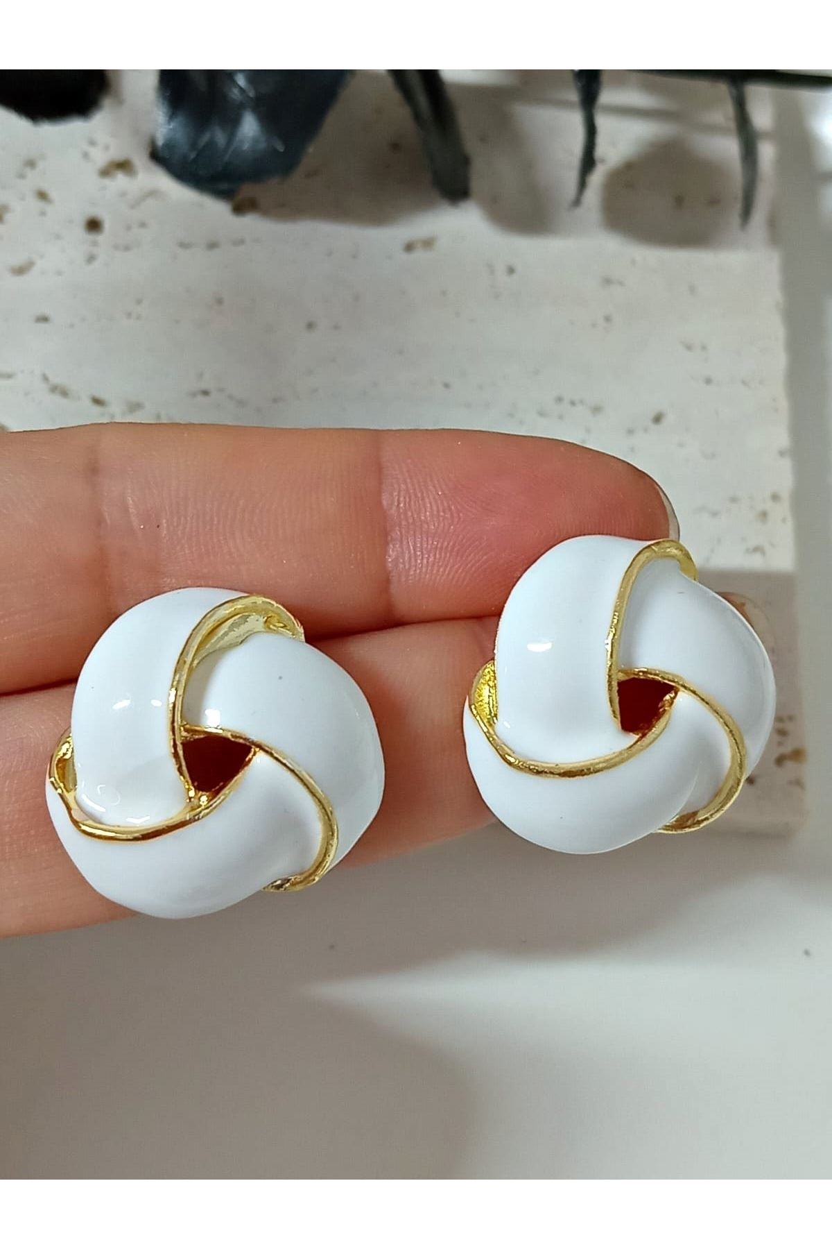 Beyaz Gold Vintage Sarmal Şık Küpe