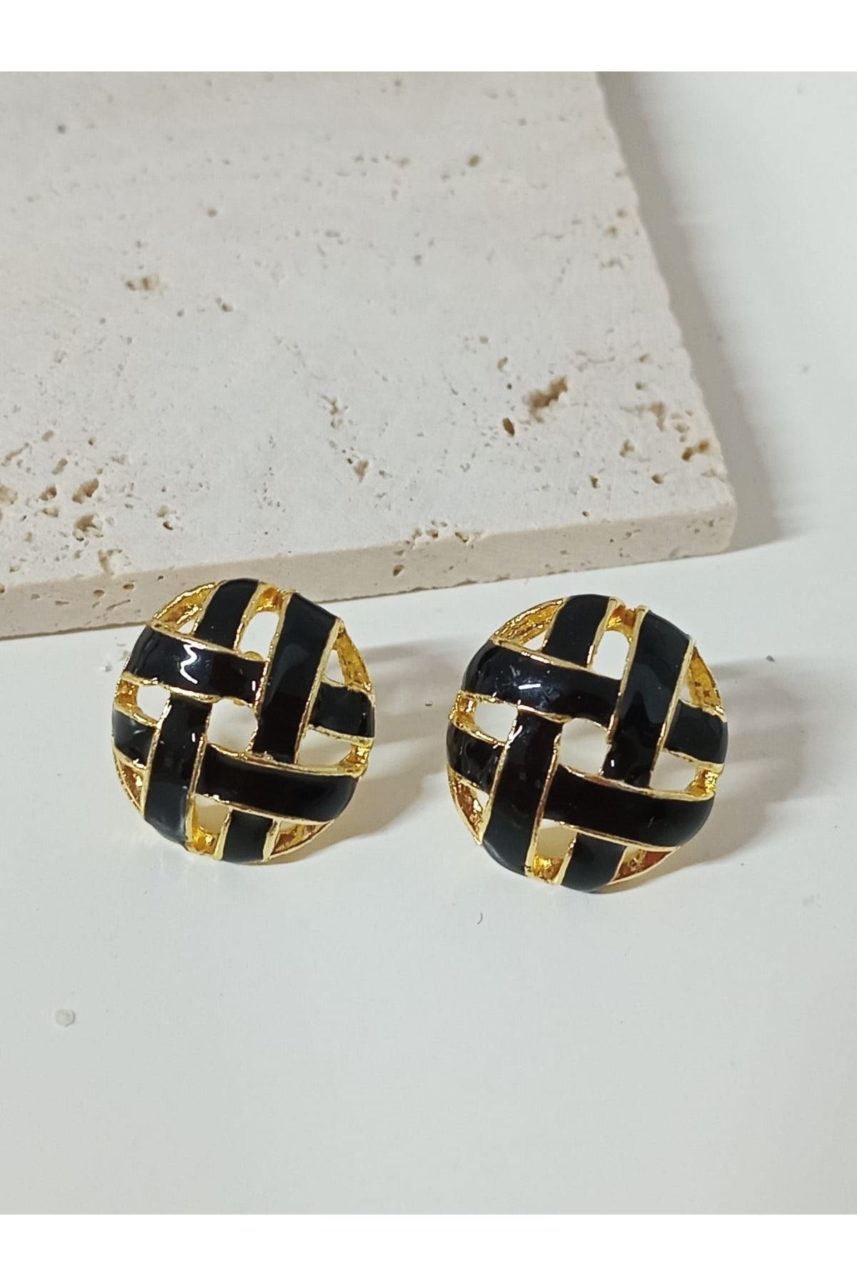 Siyah Gold Vintage Ekose Delikli Şık Küpe