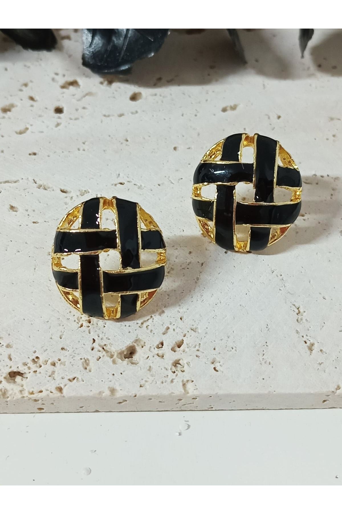 Siyah Gold Vintage Ekose Delikli Şık Küpe