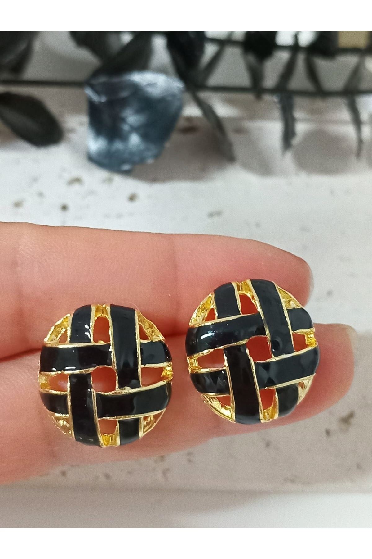 Siyah Gold Vintage Ekose Delikli Şık Küpe