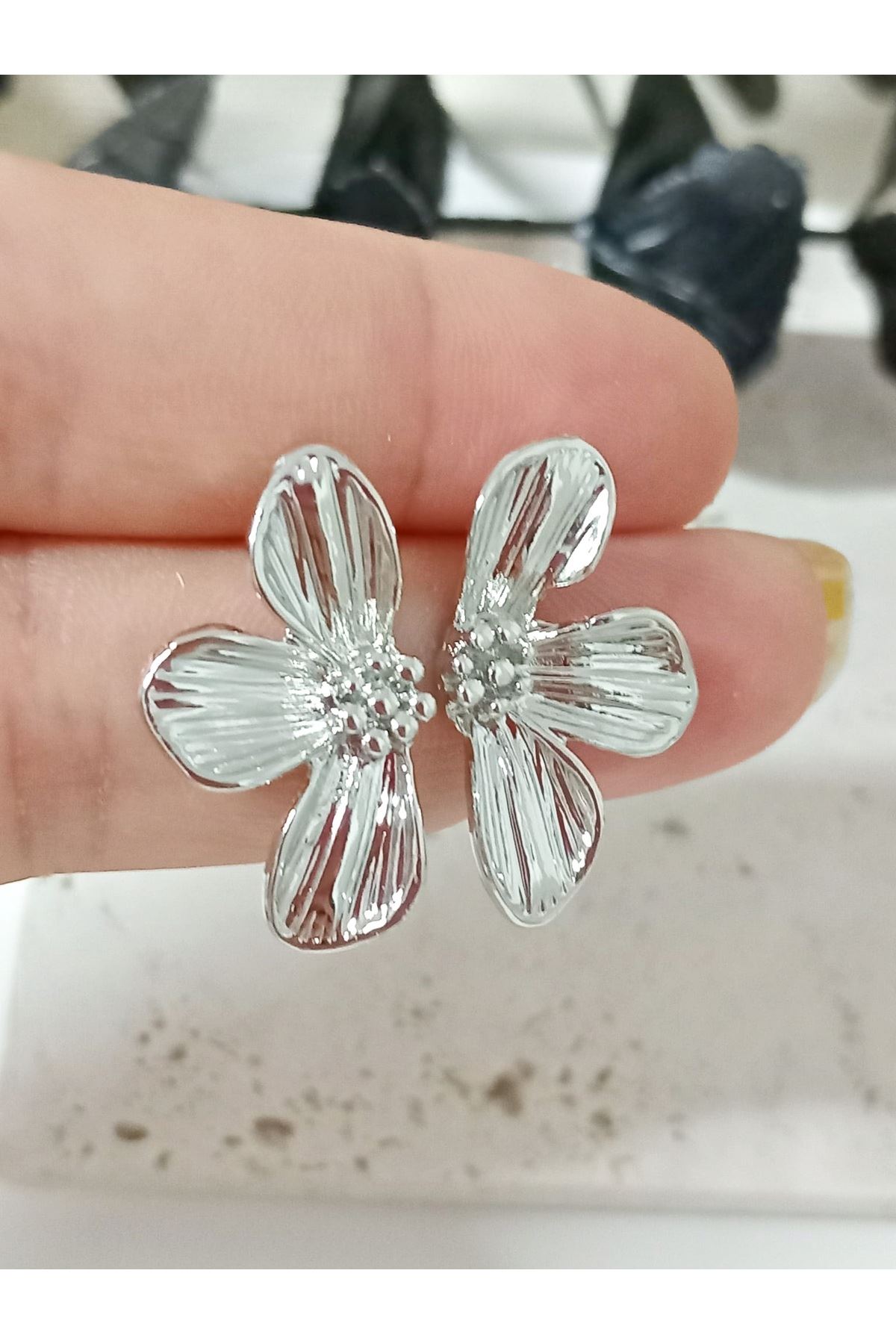 Gümüş Yarım Papatya Küçük Kadın Küpe