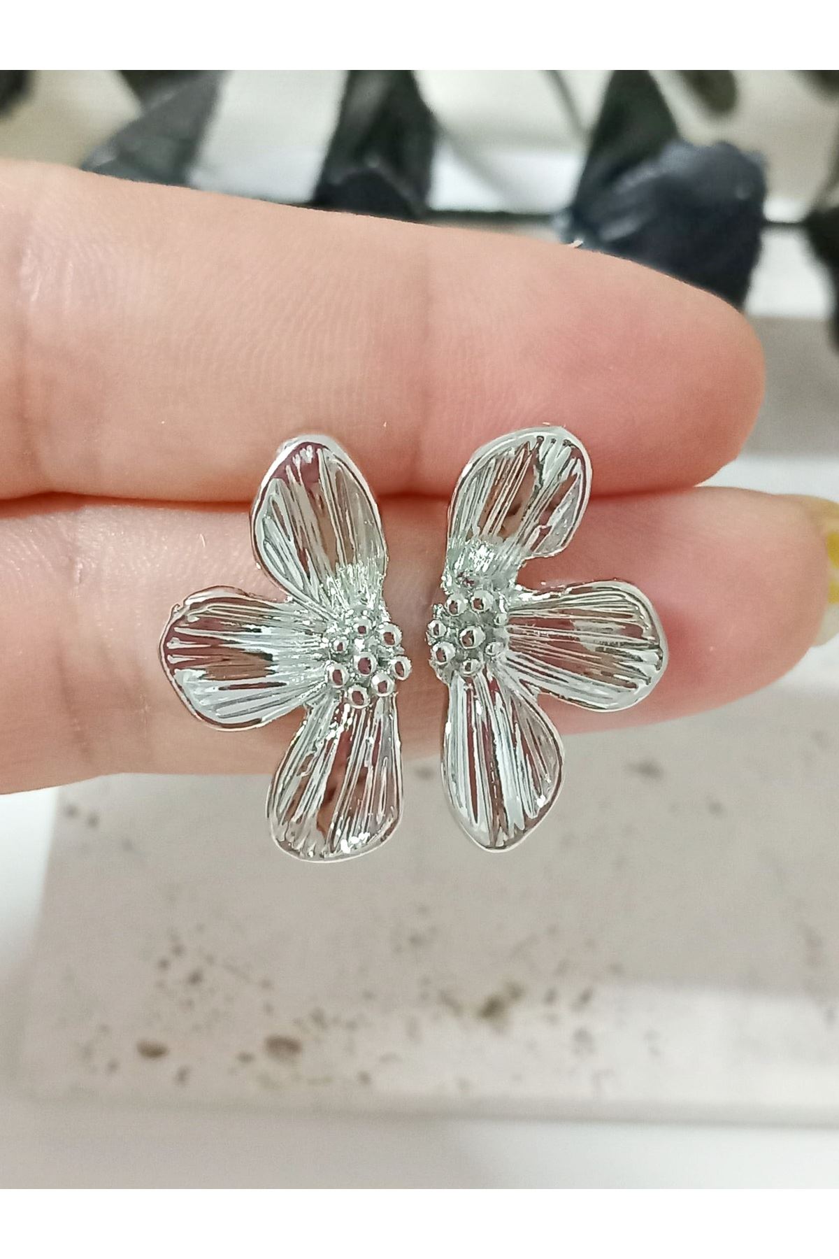 Gümüş Yarım Papatya Küçük Kadın Küpe