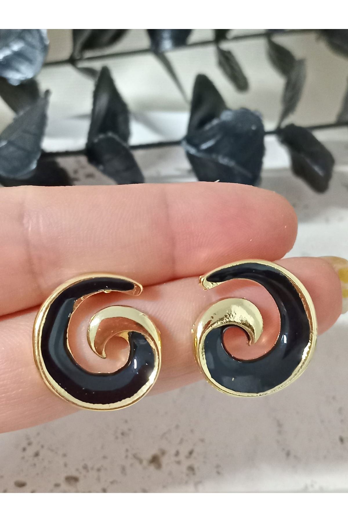 Siyah Gold Spiral Kadın Küpe