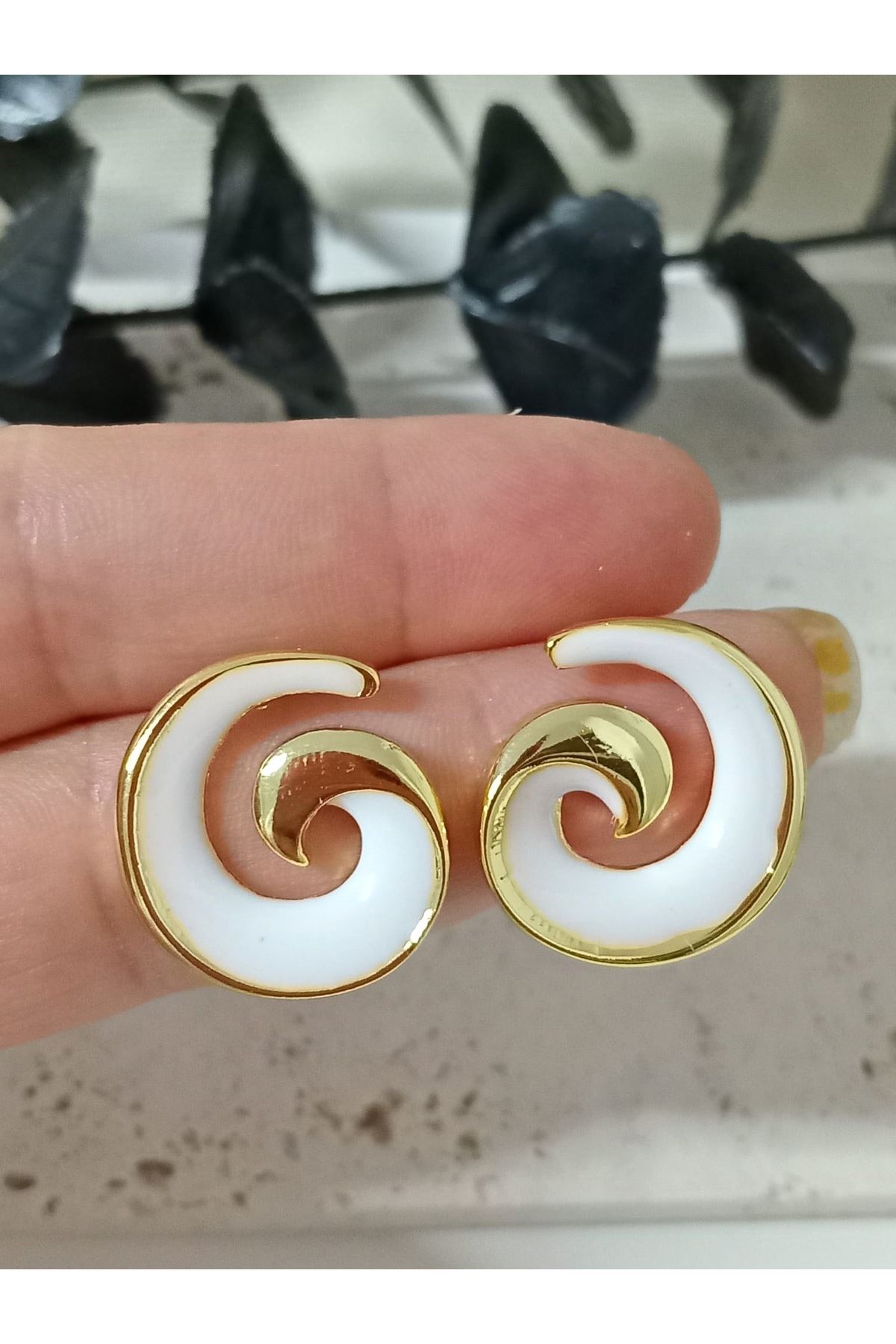 Beyaz Gold Spiral Kadın Küpe