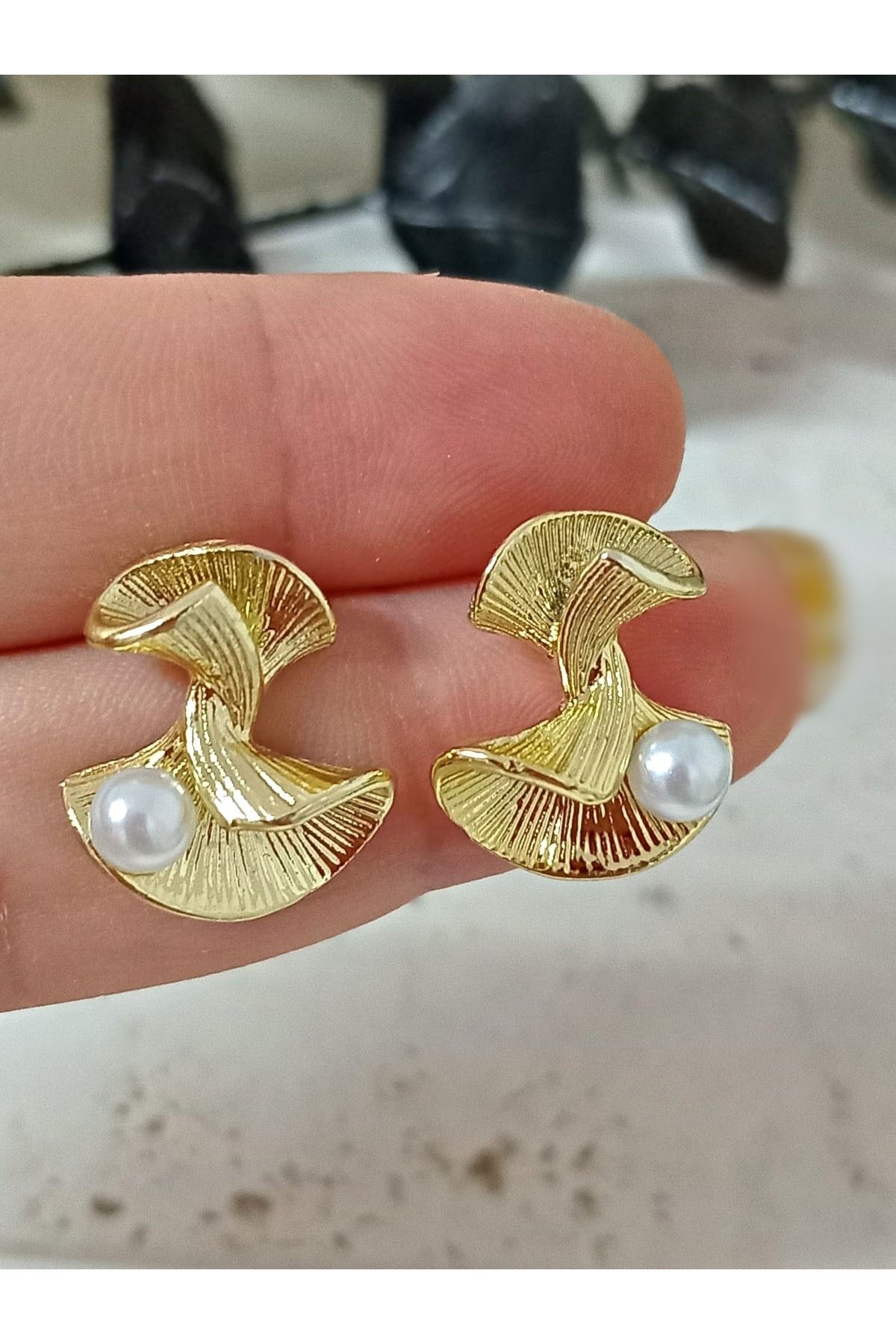 Gold Gingko İncili Küçük Kadın Küpe