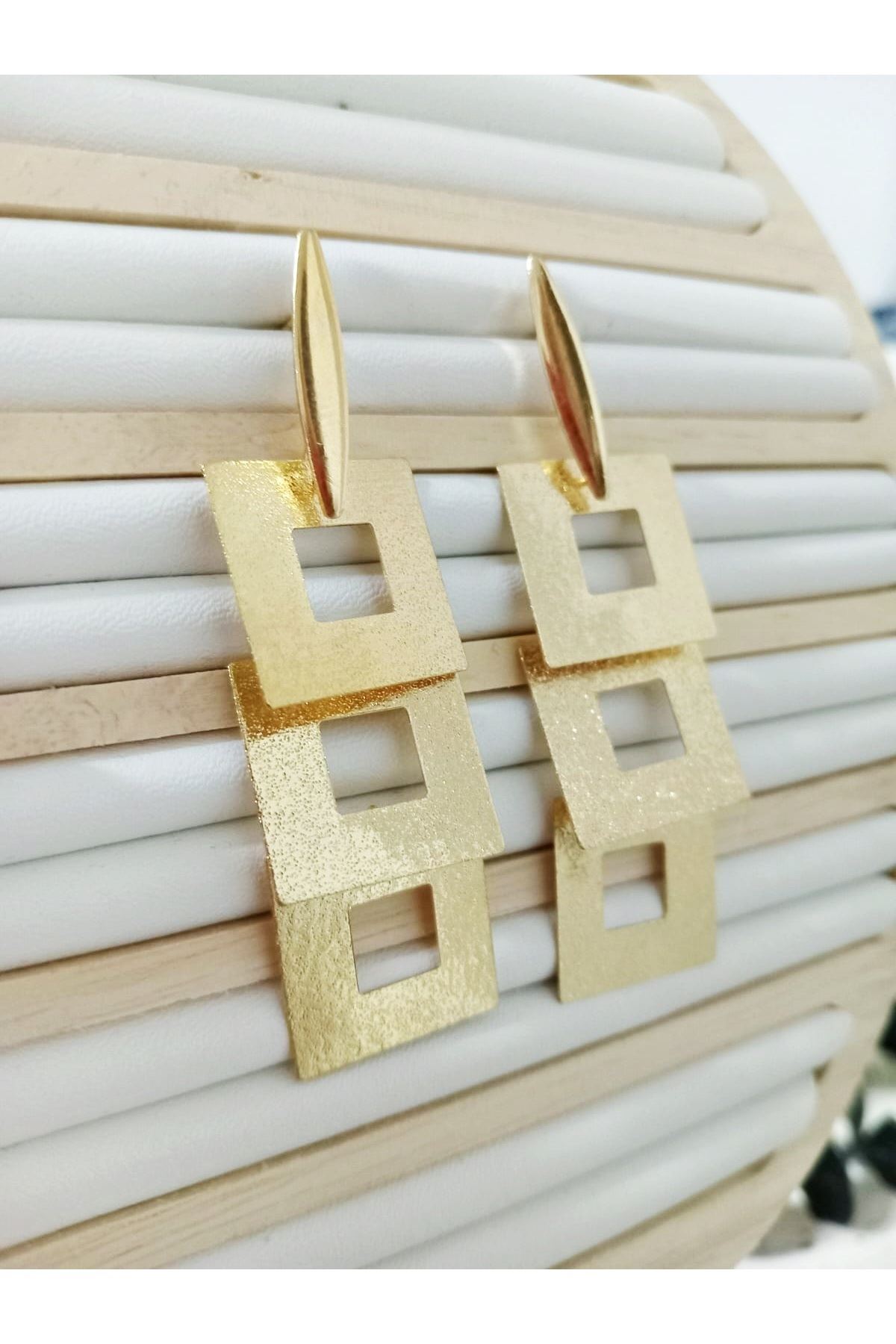 Gold Sallantılı Kadın Küpe