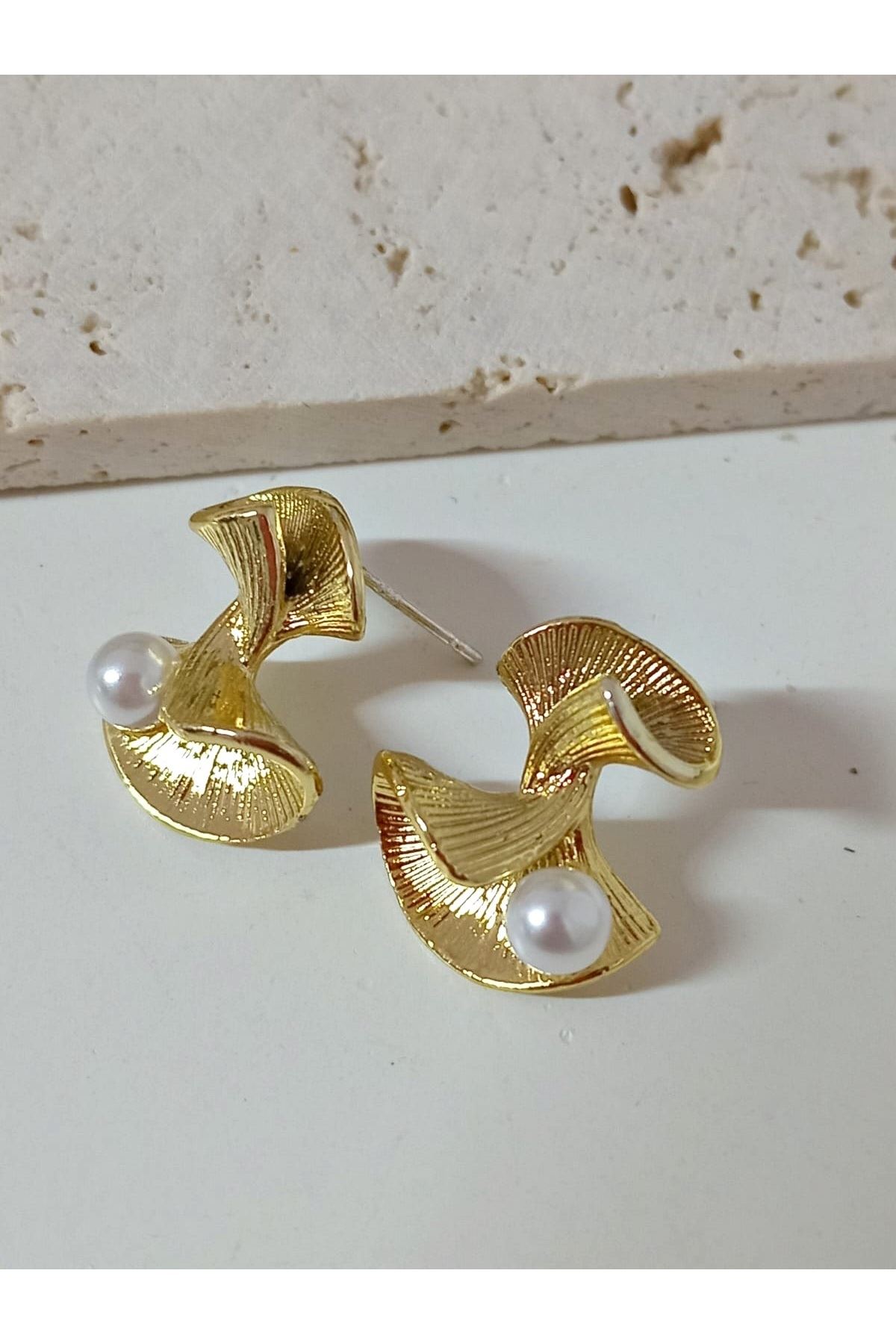 Gold Gingko İncili Küçük Kadın Küpe