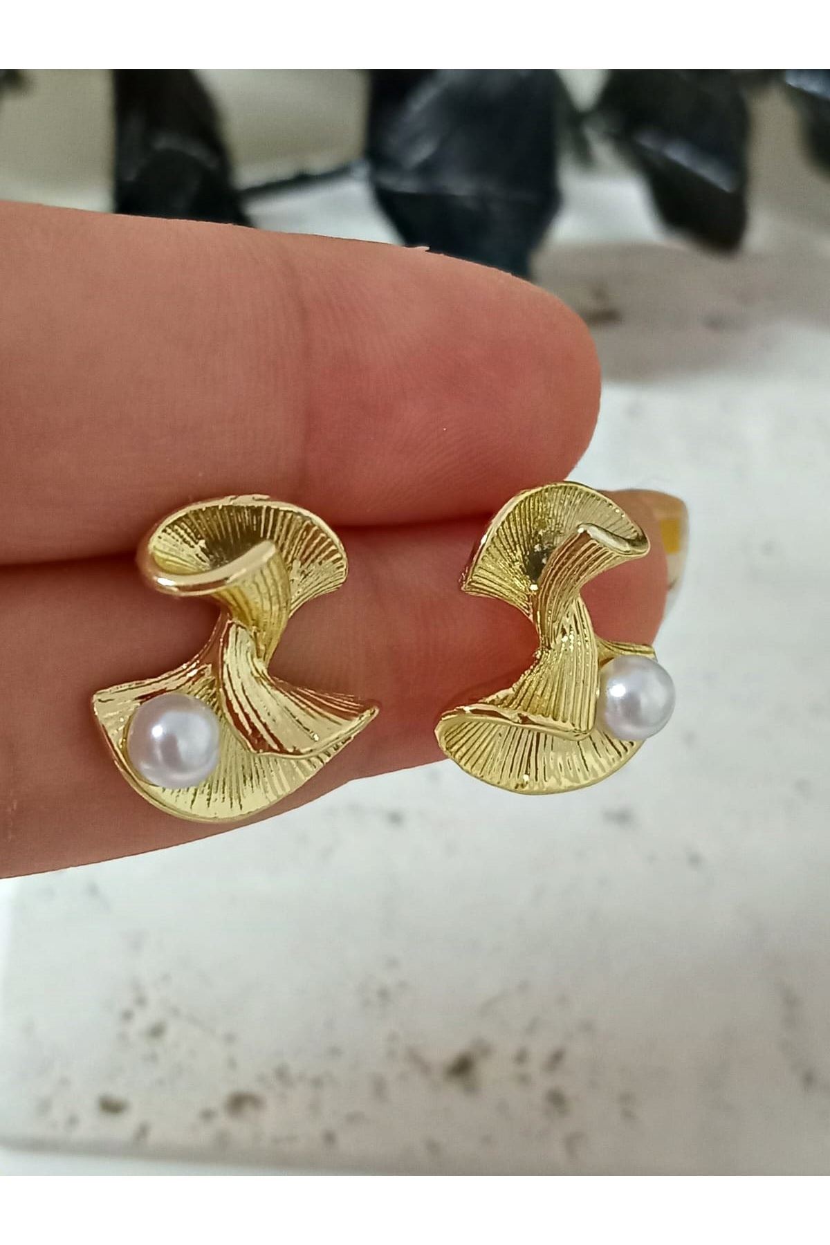 Gold Gingko İncili Küçük Kadın Küpe