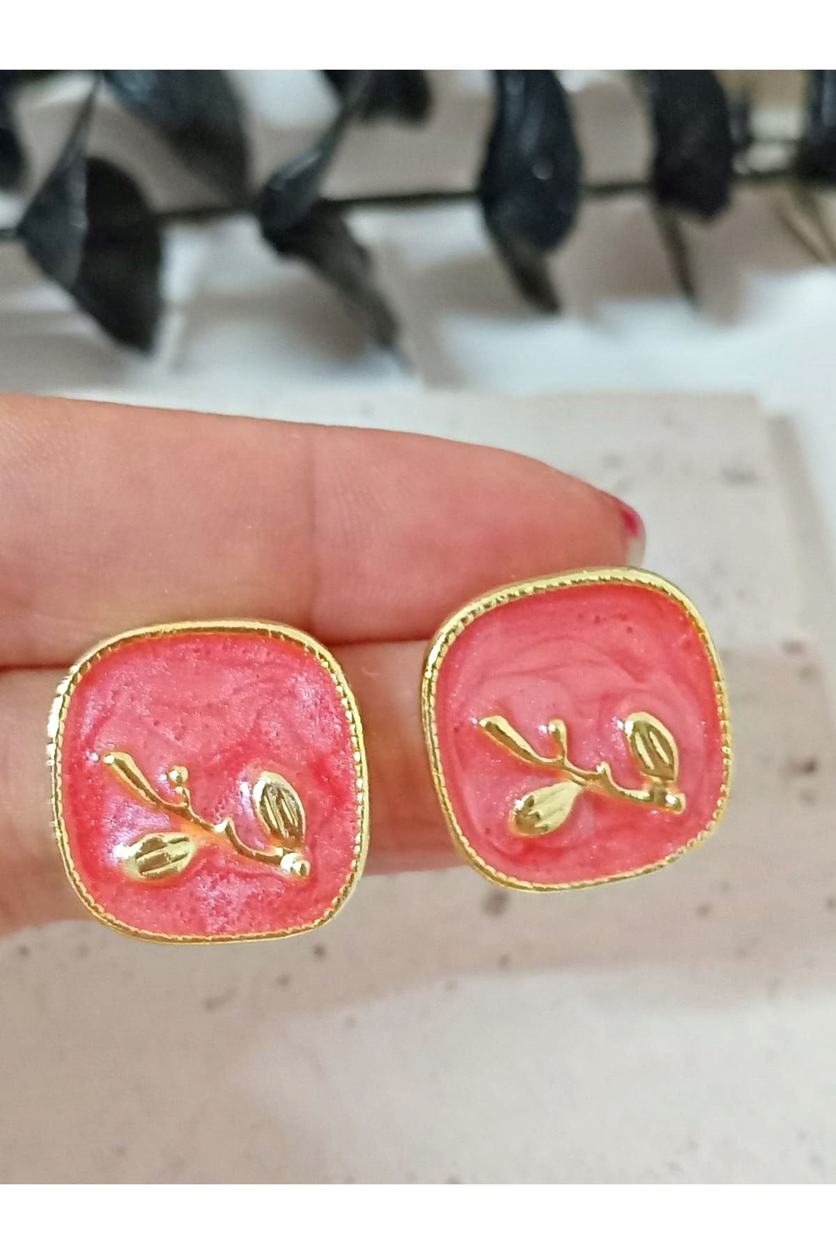 Kırmızı Mineli Gold Kare Küpe