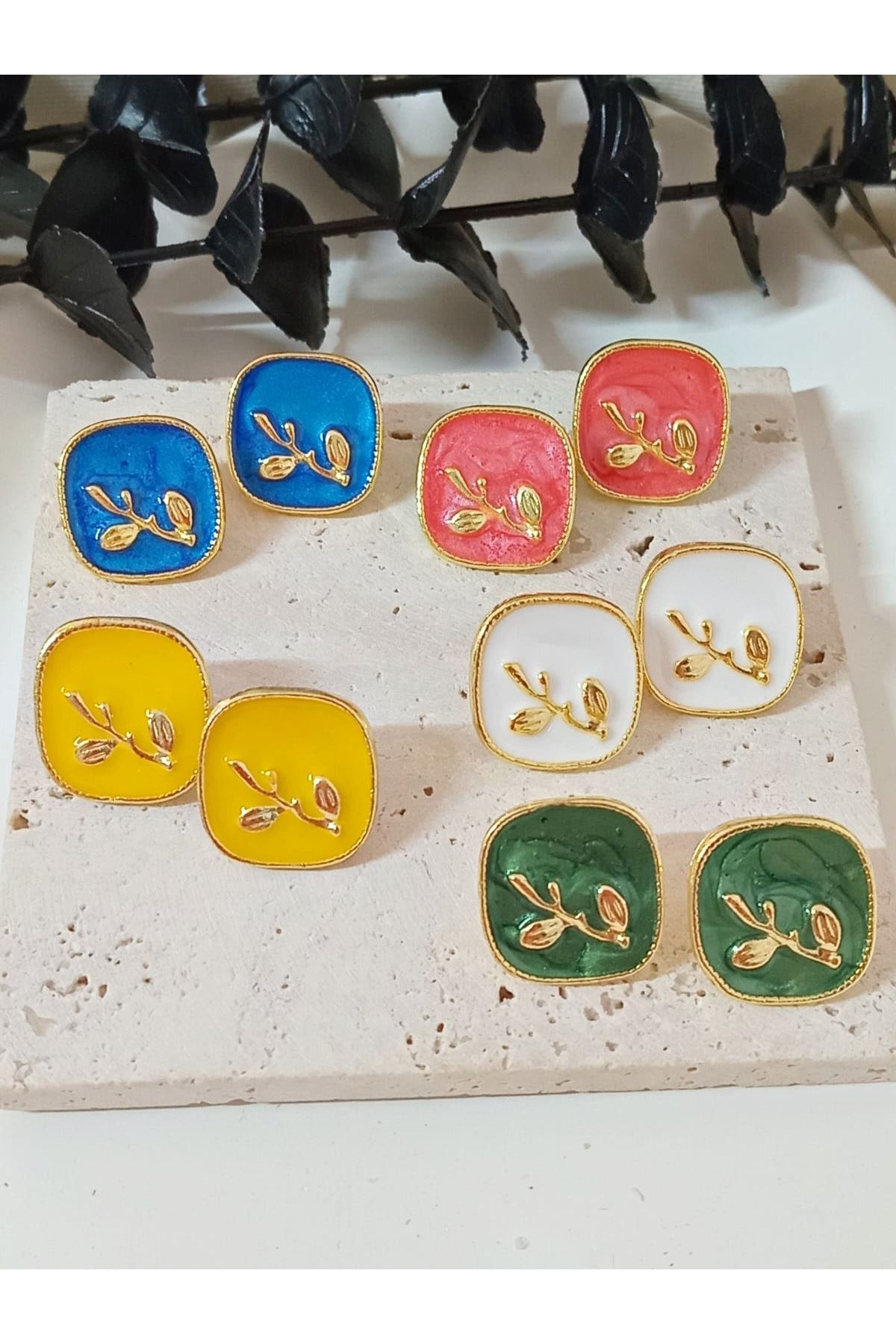 Kırmızı Mineli Gold Kare Küpe