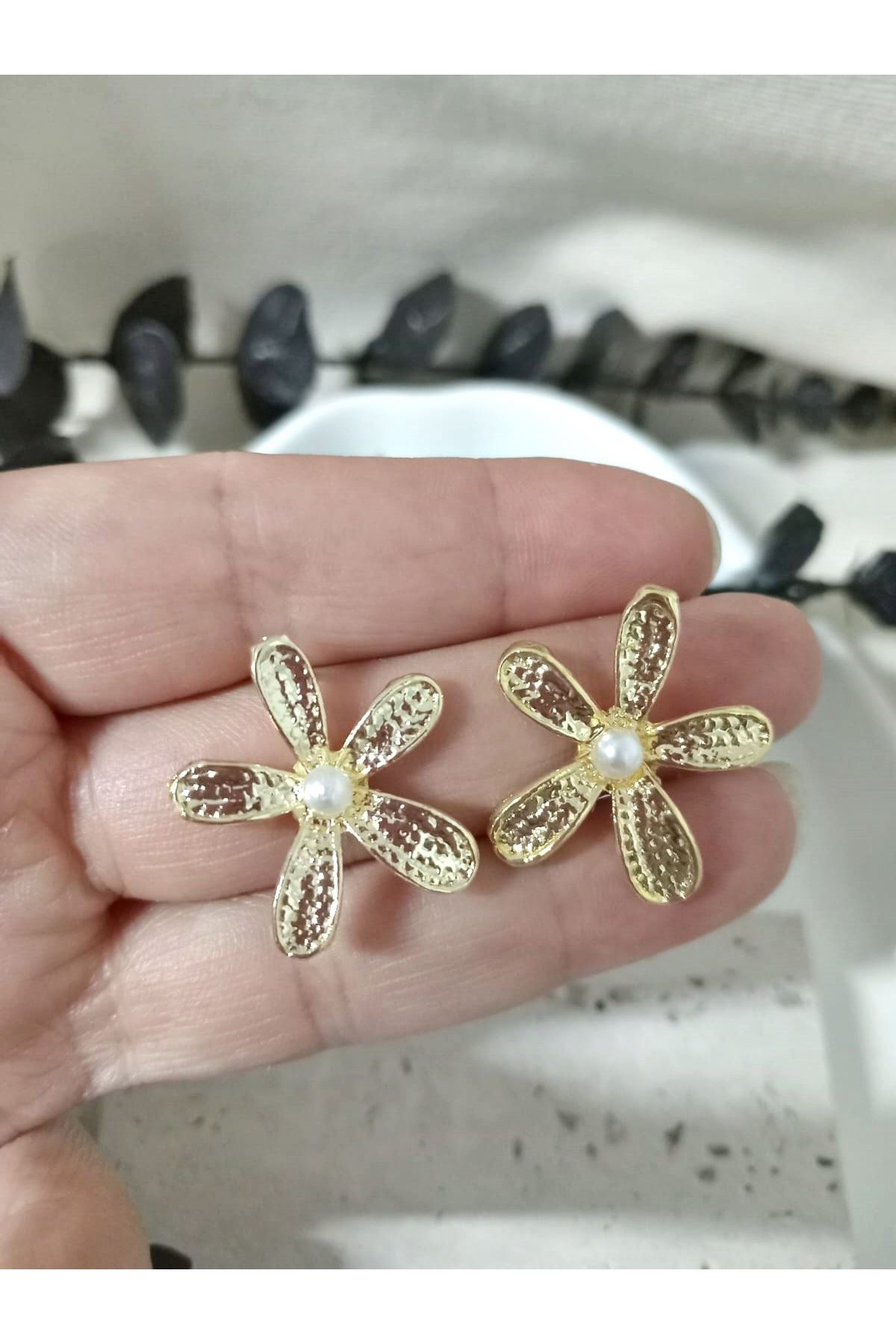 Gold İncili Papatya Hafif Şık Küpe Seti