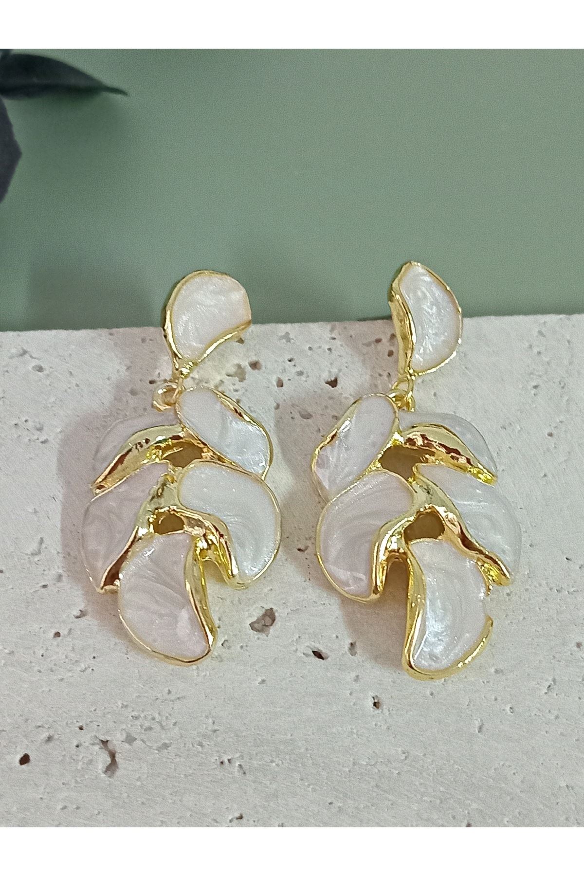 Krem Sedefli Yaprak Model Kadın Küpe