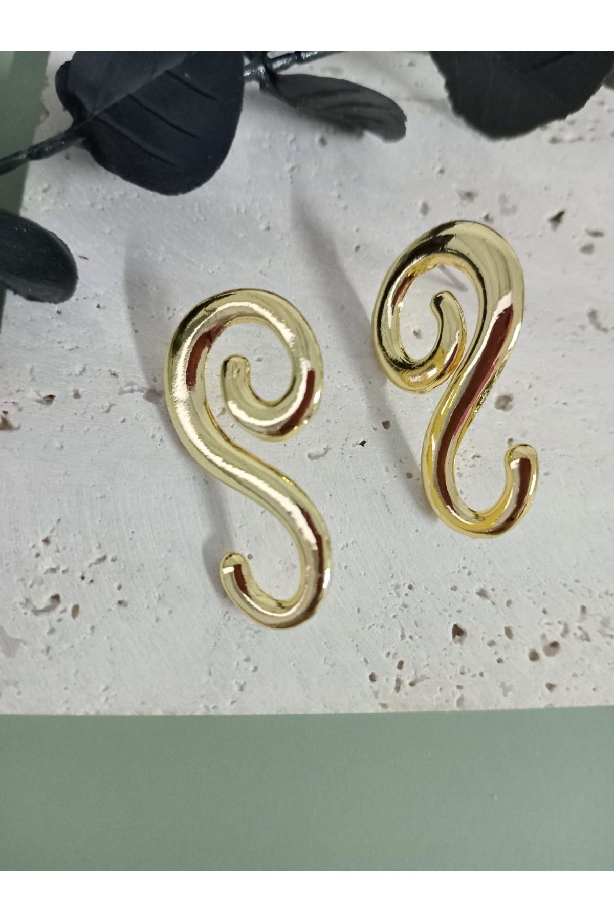 Gold S Model Hafif Şık Küpe