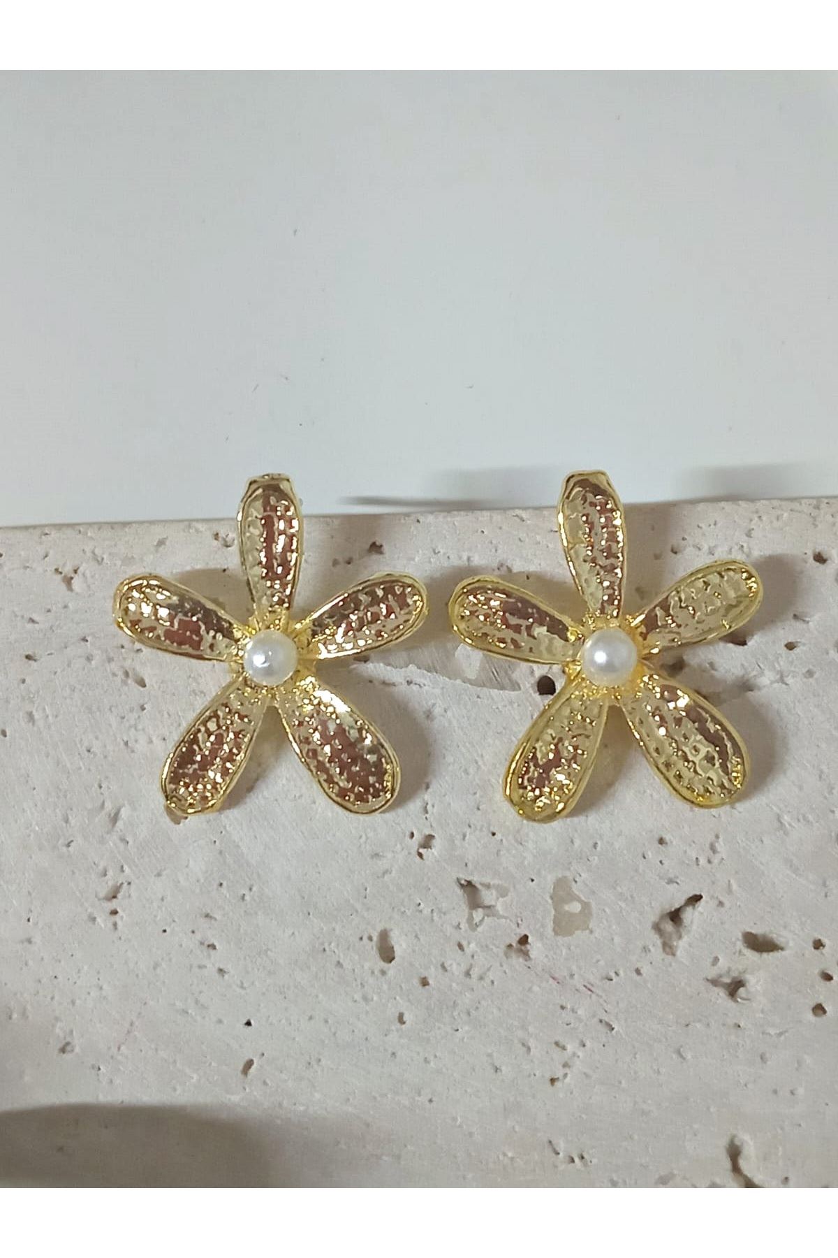 Gold İncili Papatya Hafif Şık Küpe Seti
