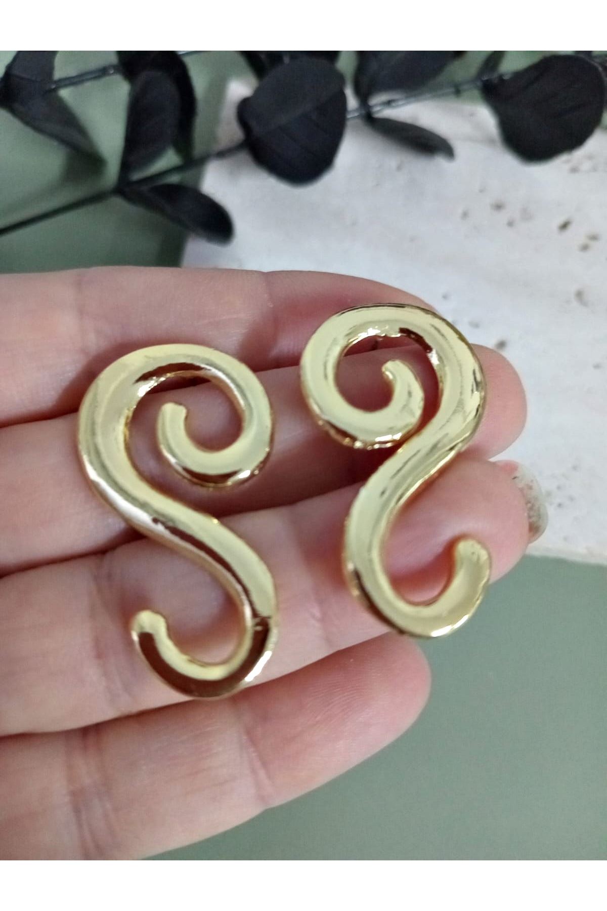 Gold S Model Hafif Şık Küpe