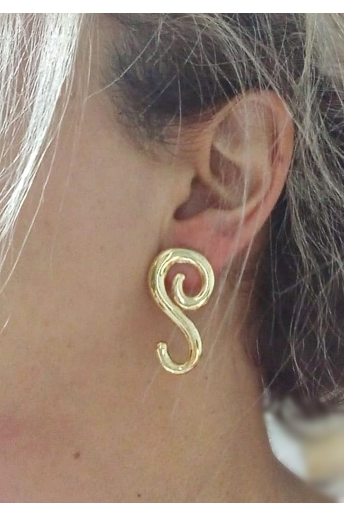 Gold S Model Hafif Şık Küpe