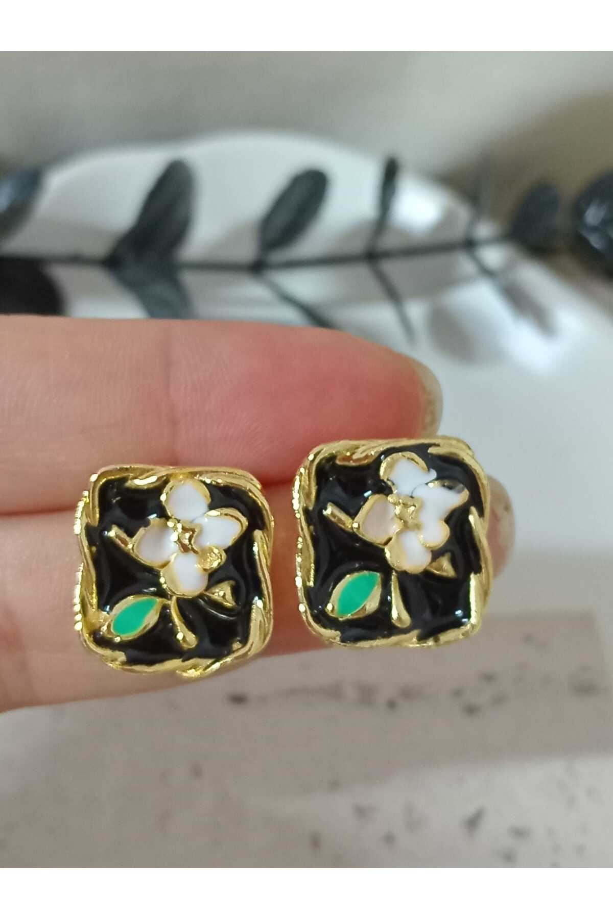 Siyah Mineli Retro Çiçek Gold Küpe