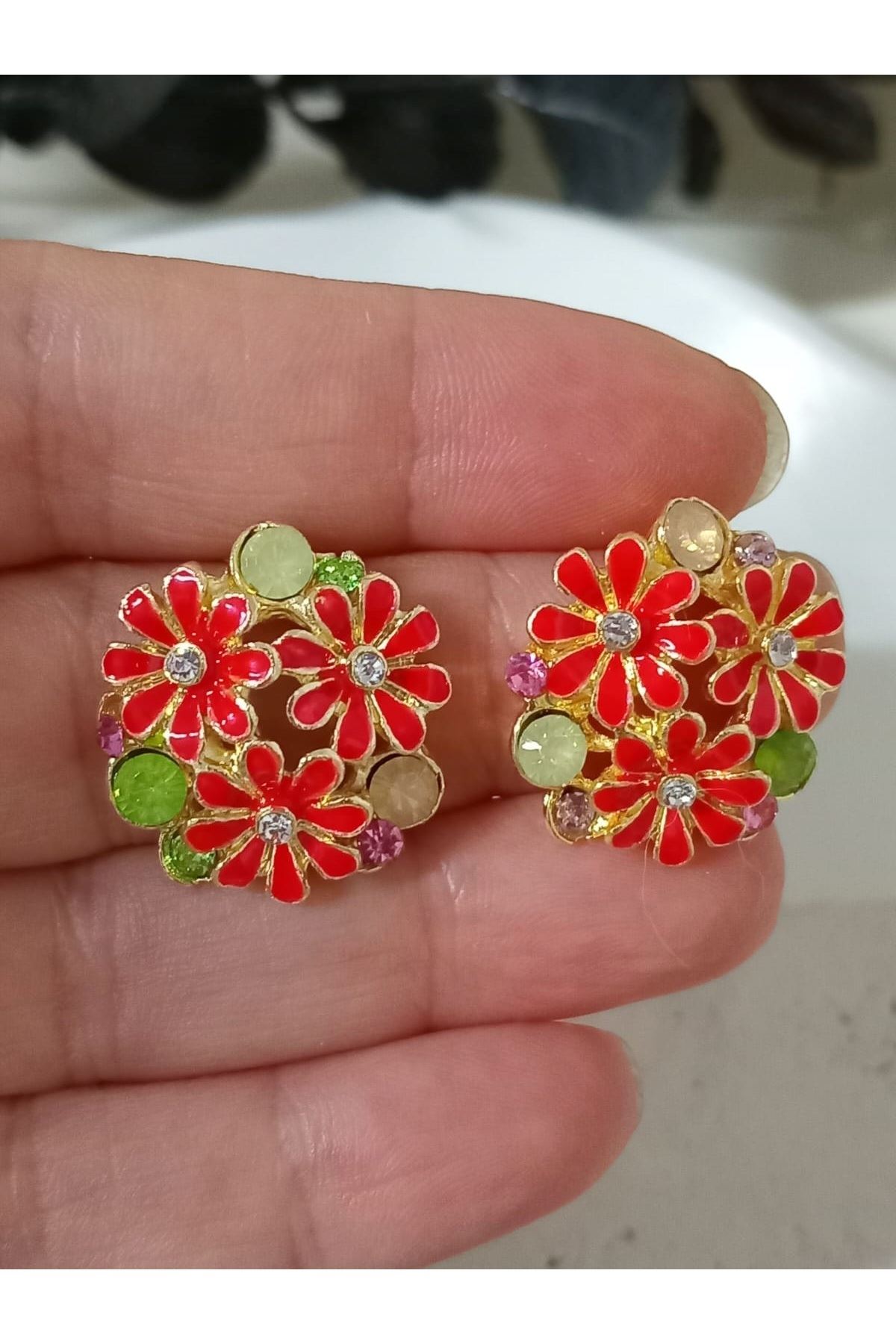 Kırmızı Mineli Gold Papatya Küpe