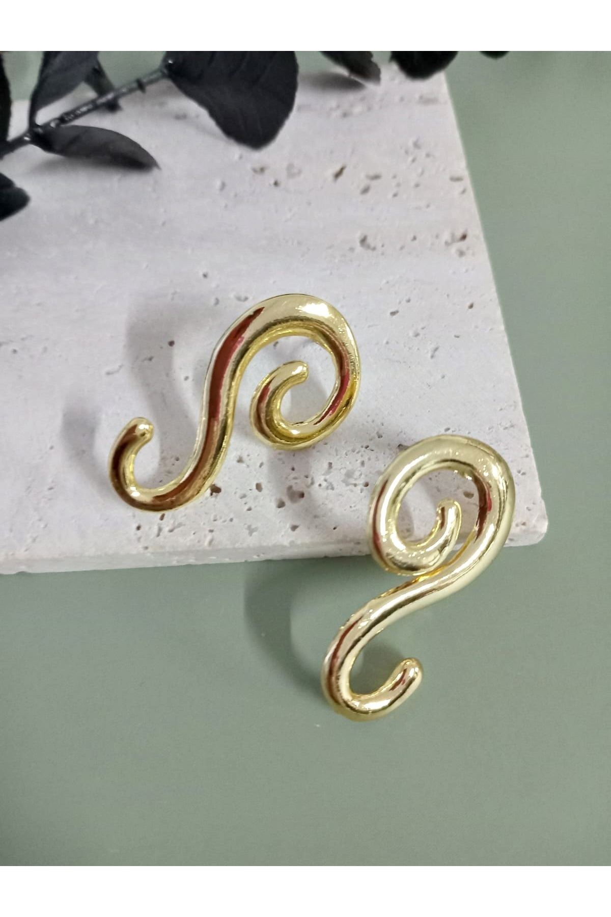 Gold S Model Hafif Şık Küpe