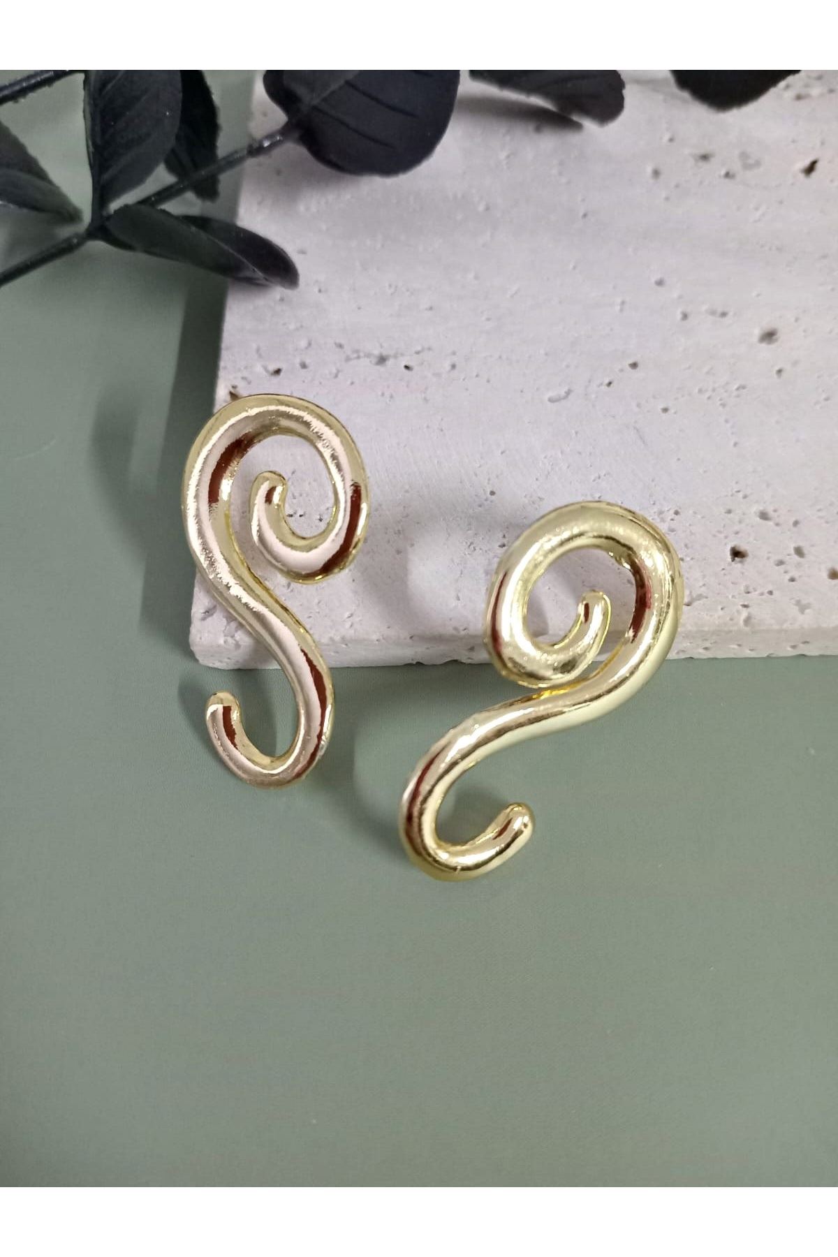 Gold S Model Hafif Şık Küpe