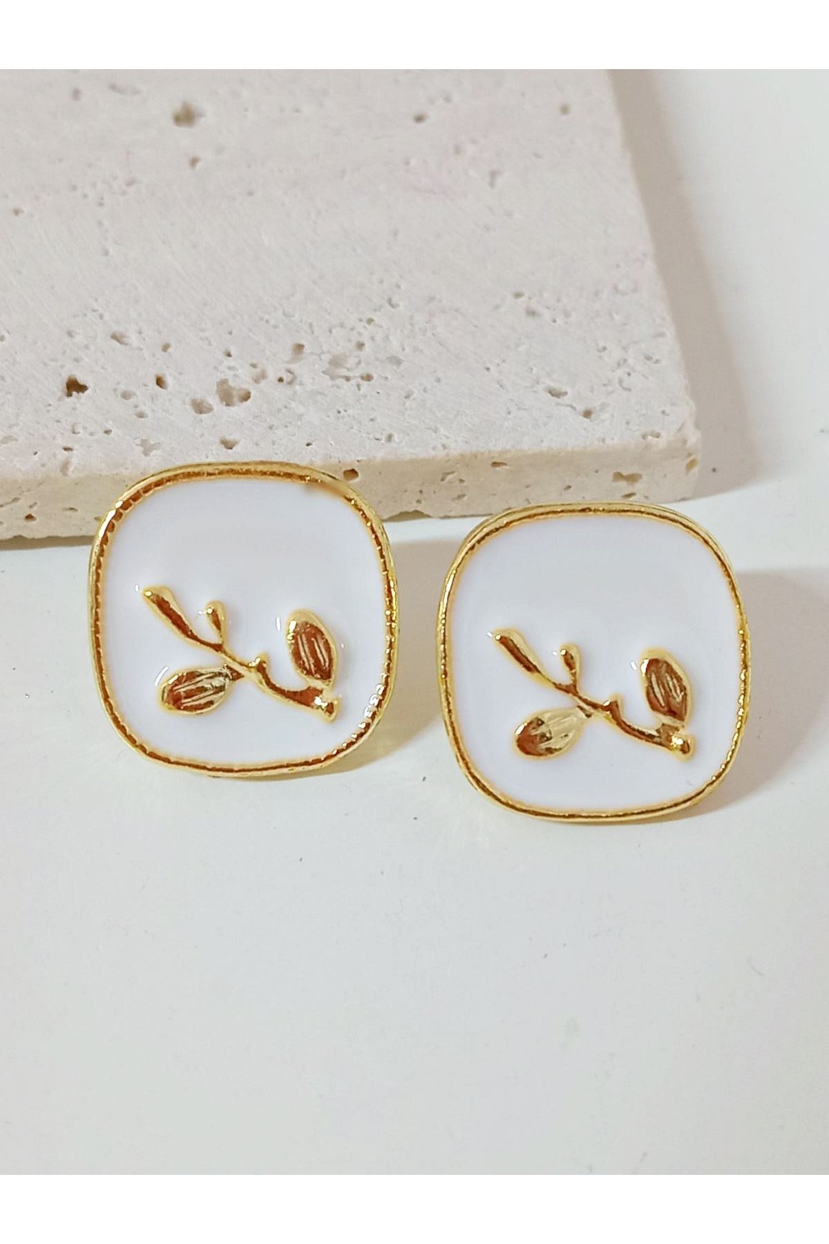 Beyaz Mineli Gold Kare Küpe