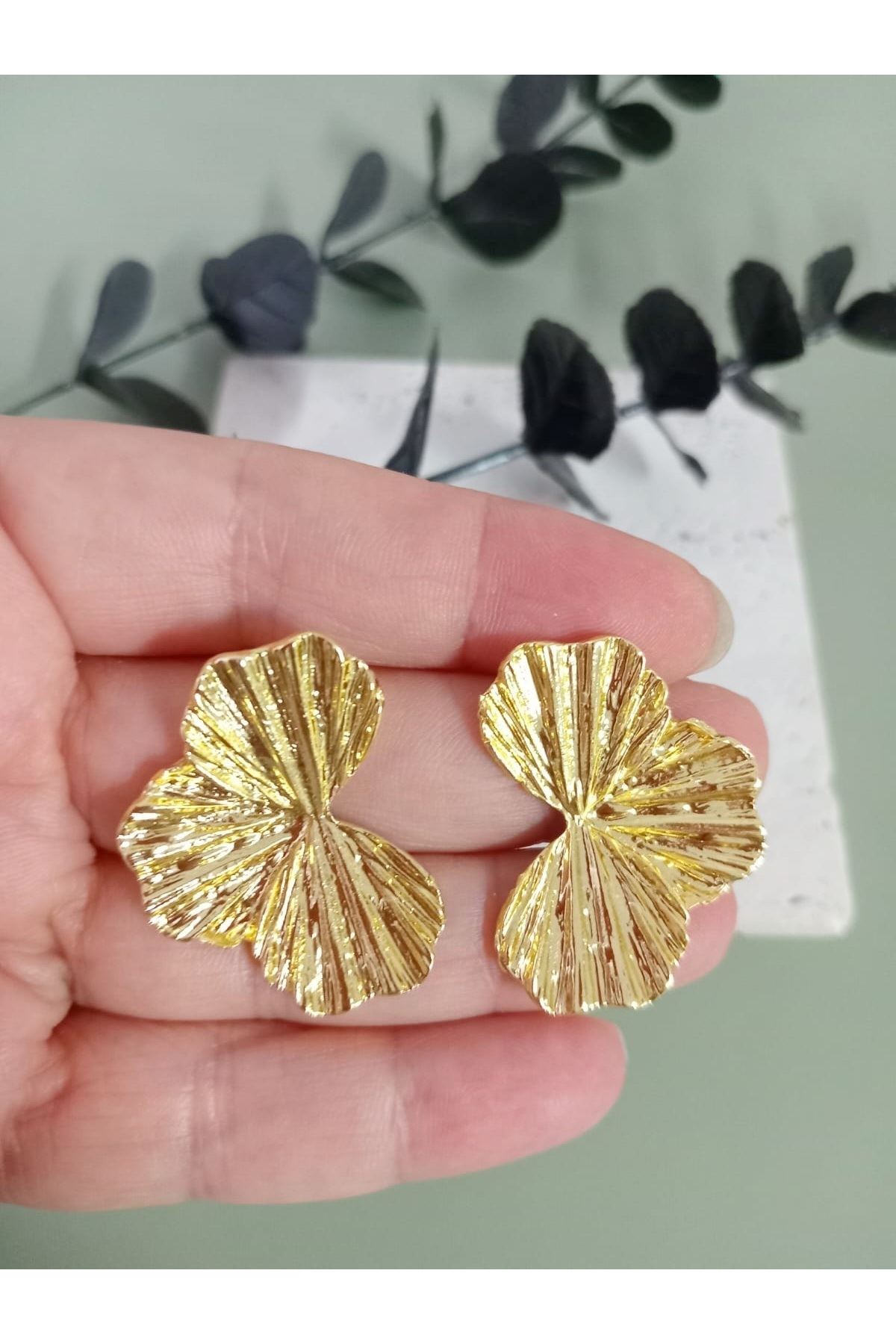 Gold Yarım Yaprak Şık Küpe