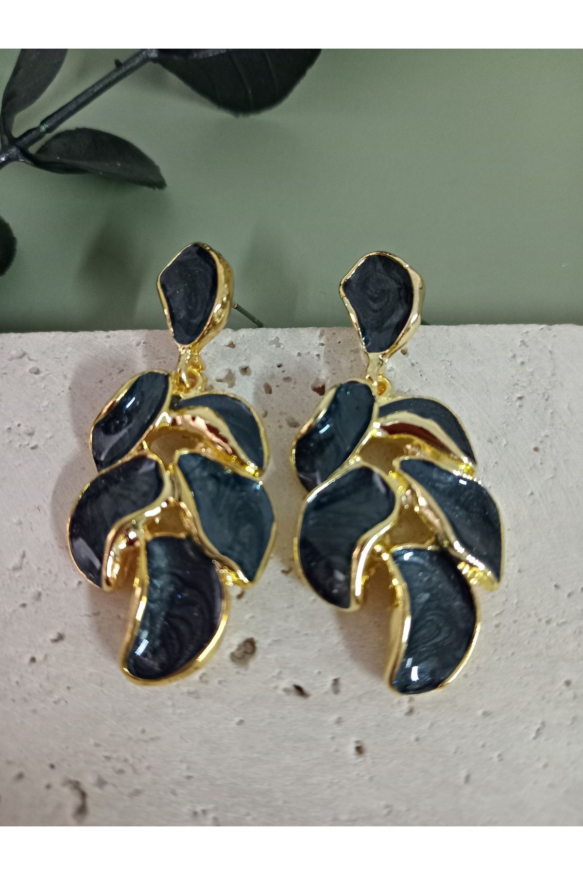 Siyah Sedefli Yaprak Model Kadın Küpe