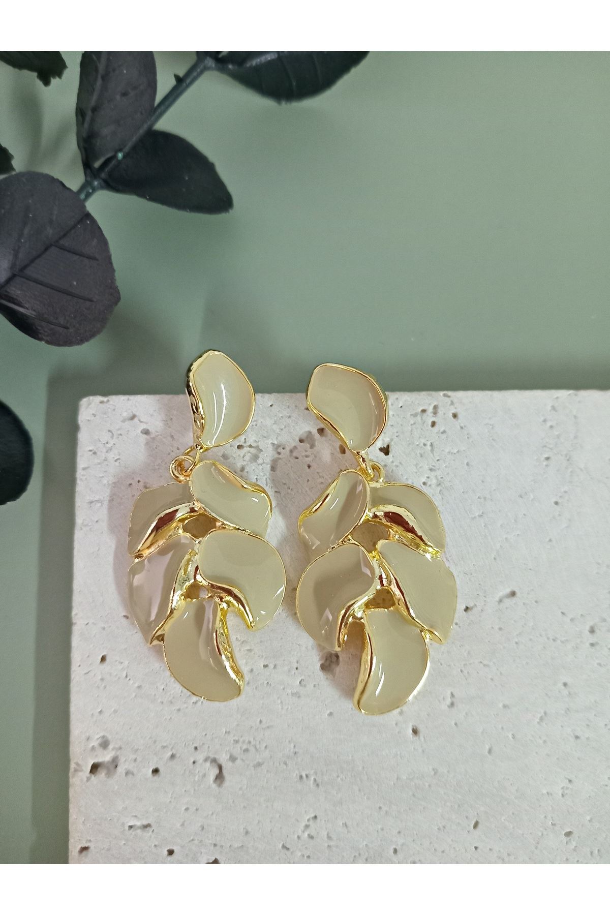 Bej Yaprak Model Kadın Küpe