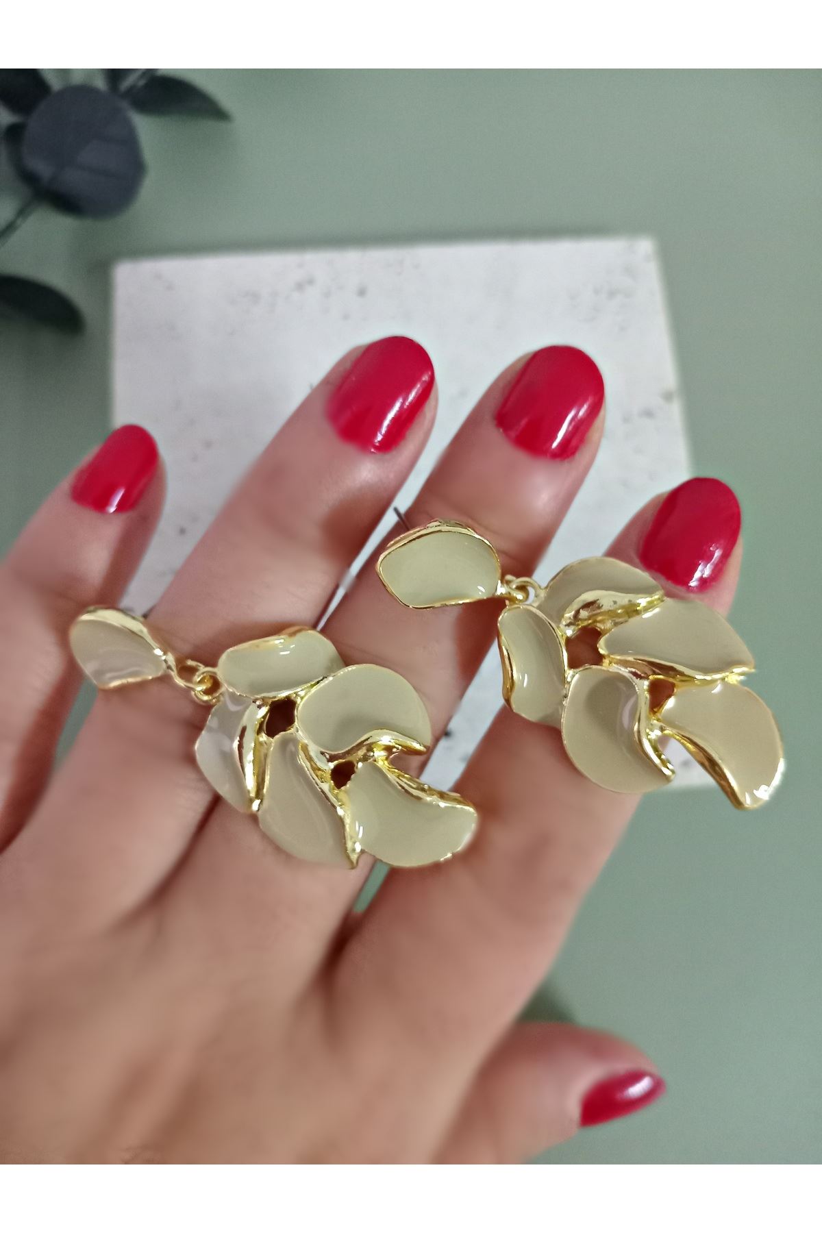 Bej Yaprak Model Kadın Küpe