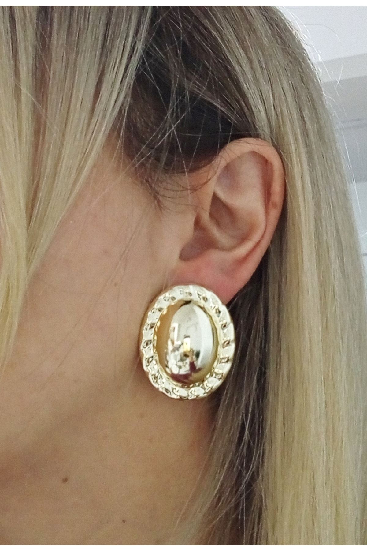 Gold Oval Büyük Hafif Kadın Küpe