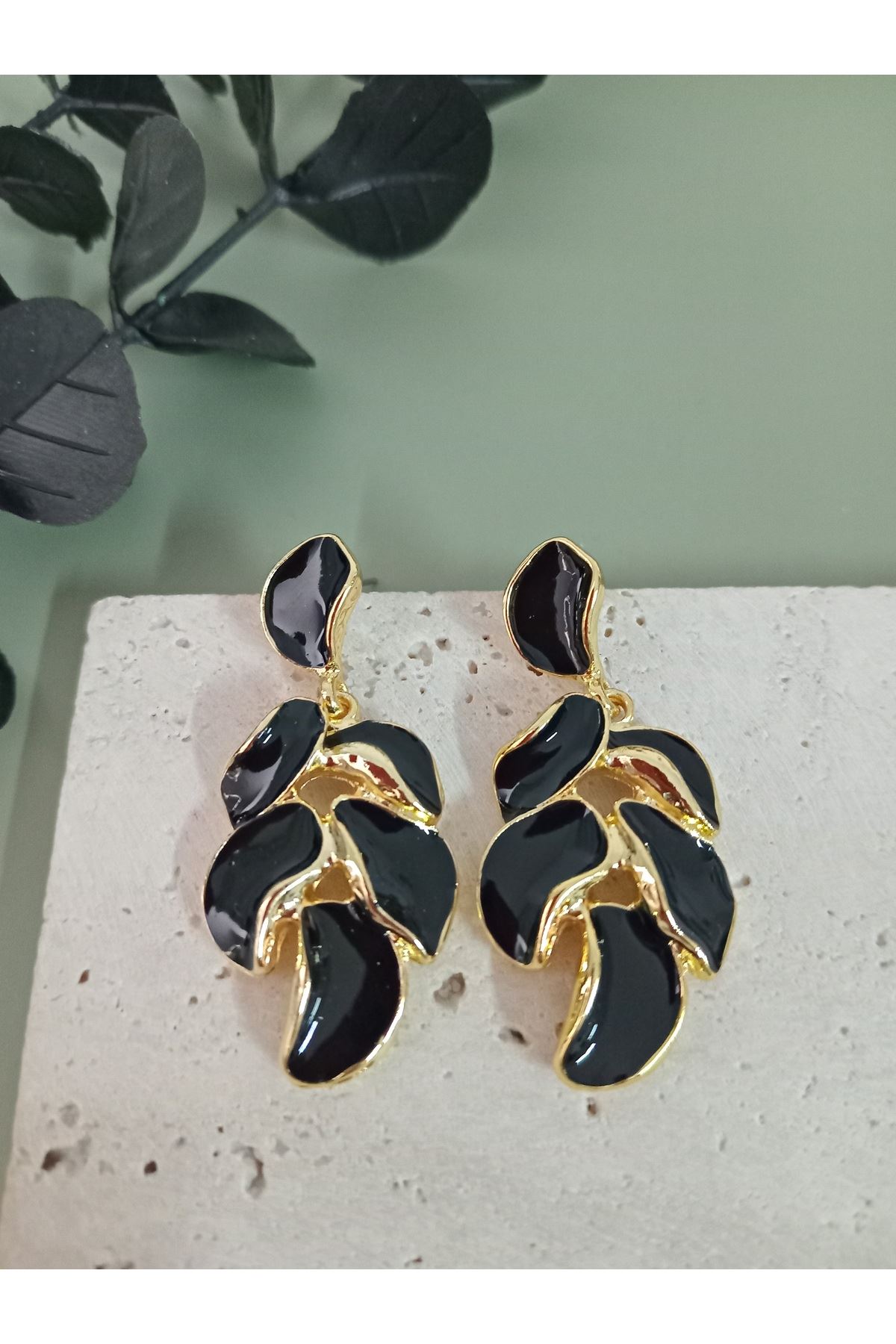 Siyah Yaprak Model Kadın Küpe