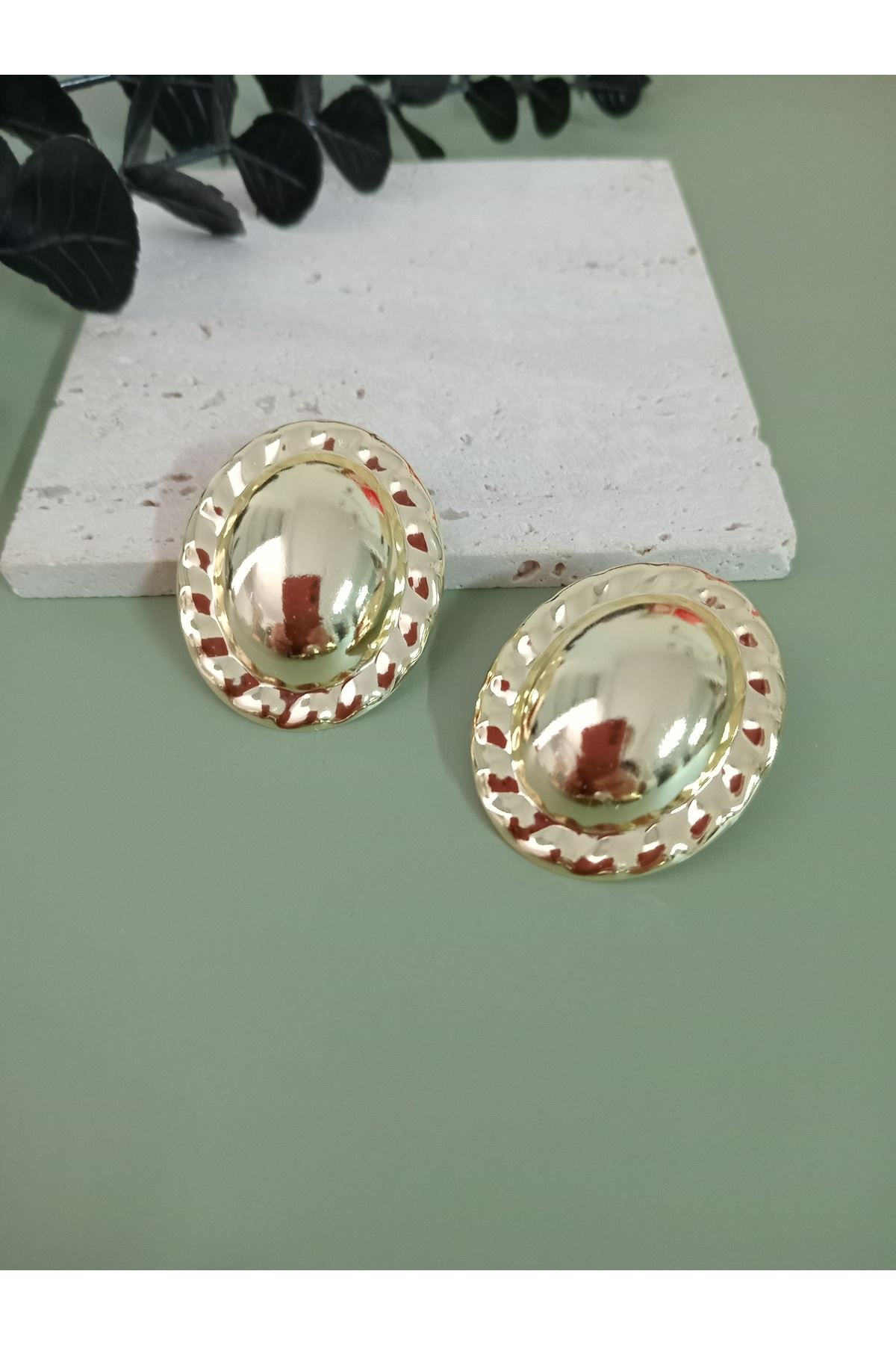Gold Oval Büyük Hafif Kadın Küpe