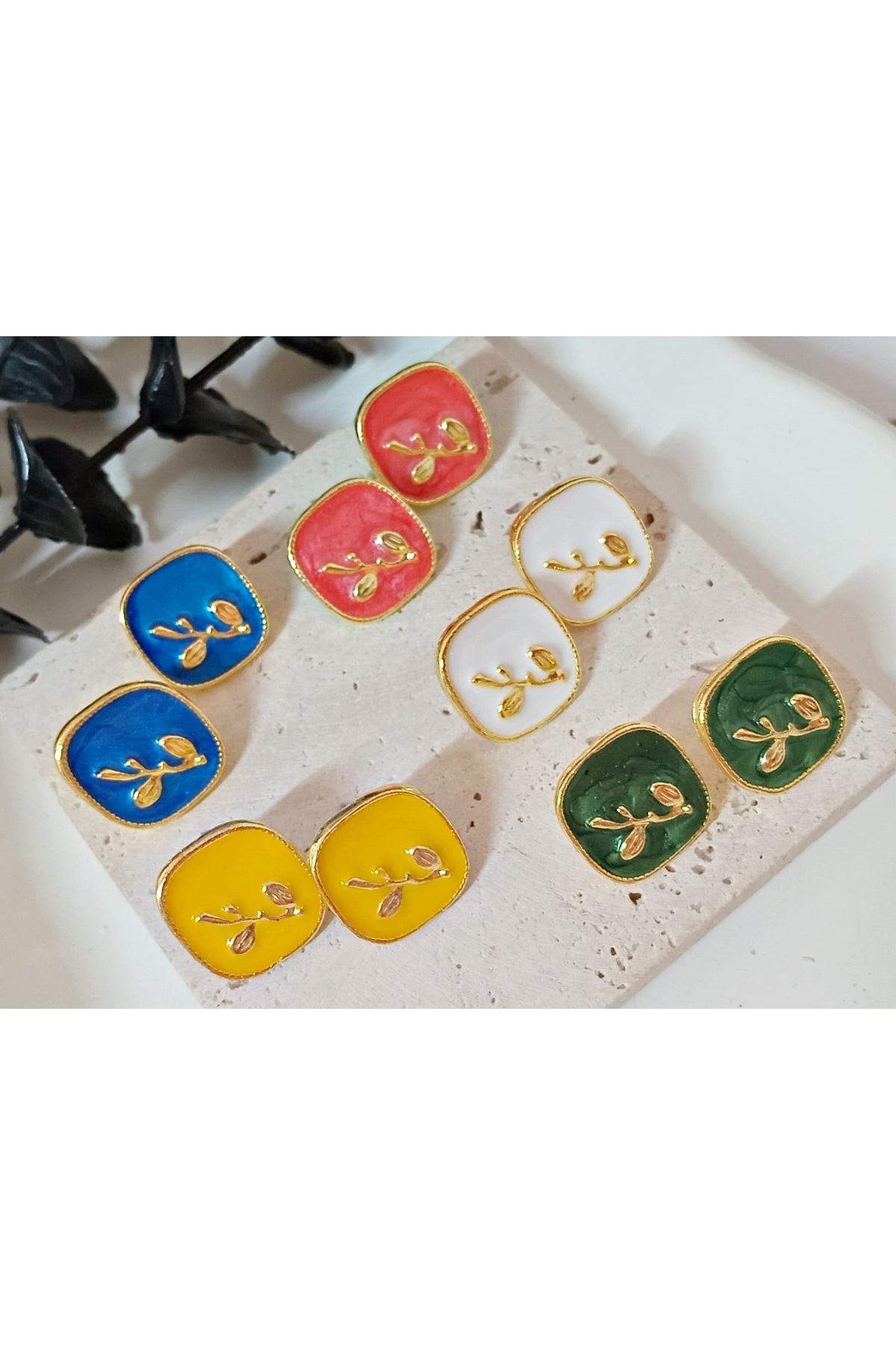 Beyaz Mineli Gold Kare Küpe