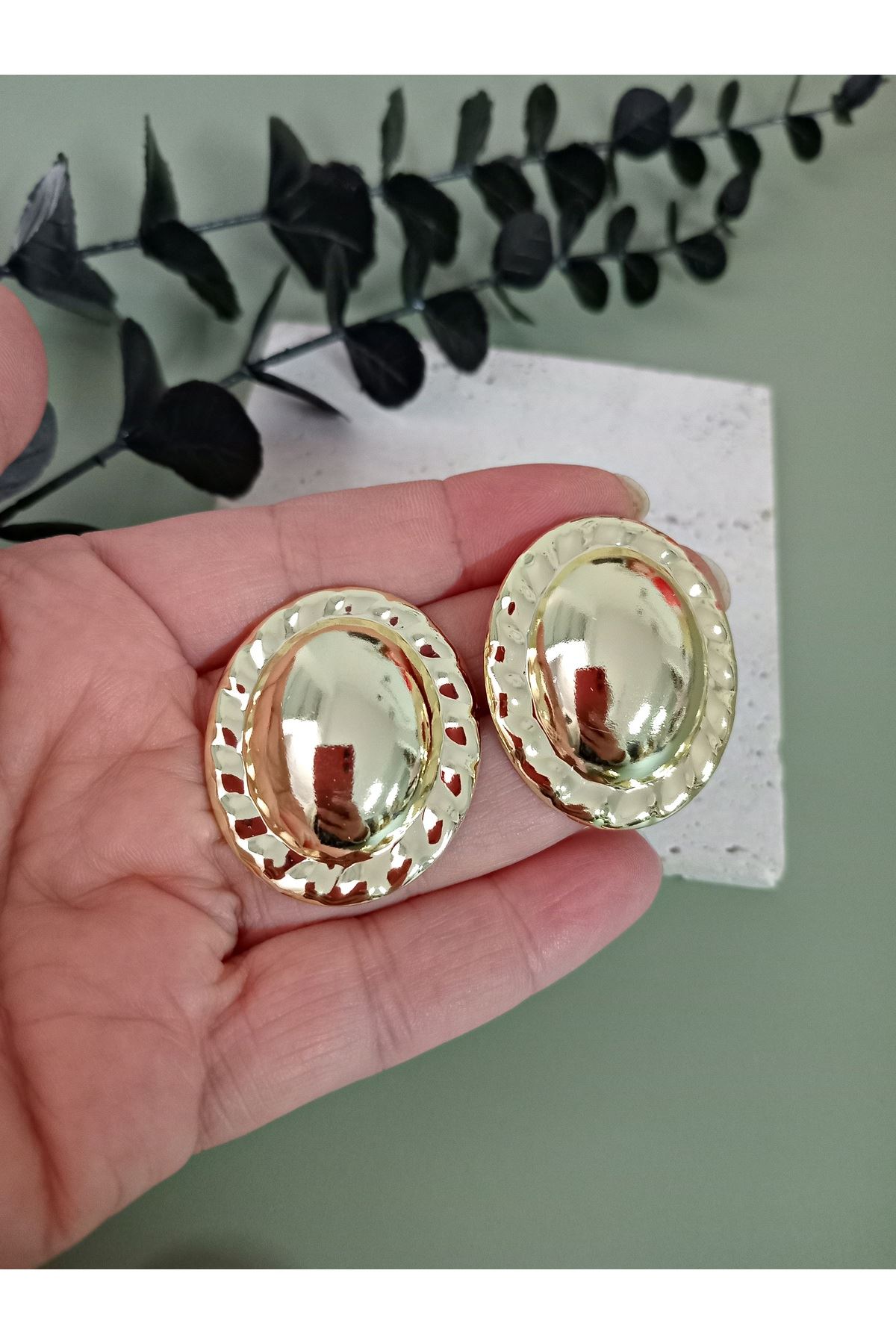 Gold Oval Büyük Hafif Kadın Küpe