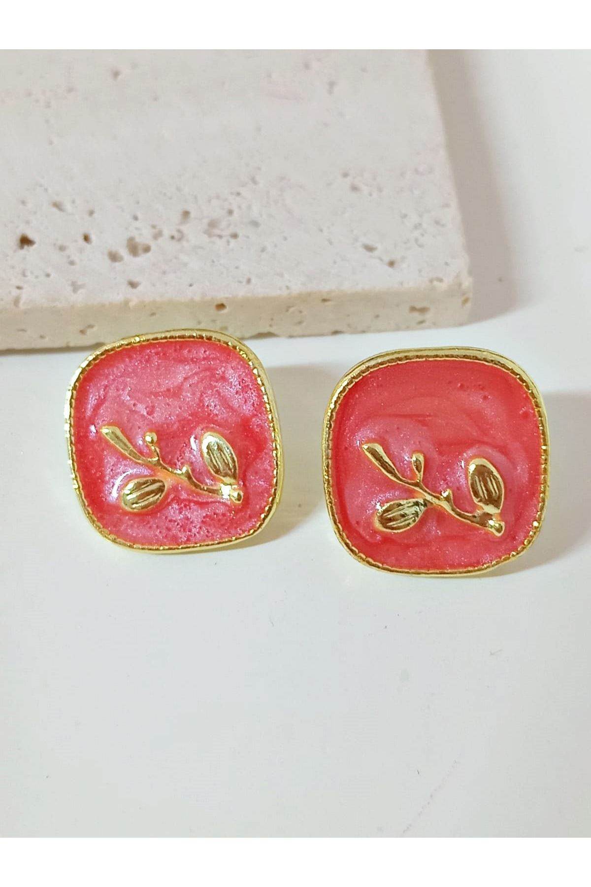 Kırmızı Mineli Gold Kare Küpe