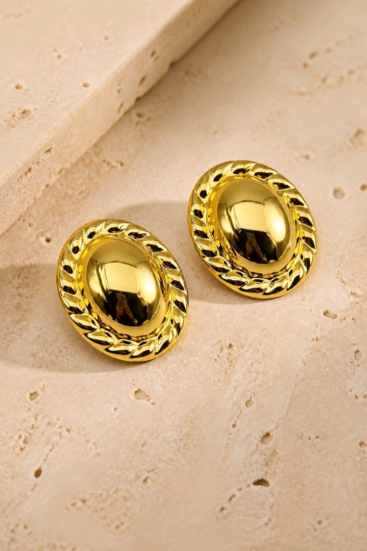 Gold Oval Büyük Hafif Kadın Küpe