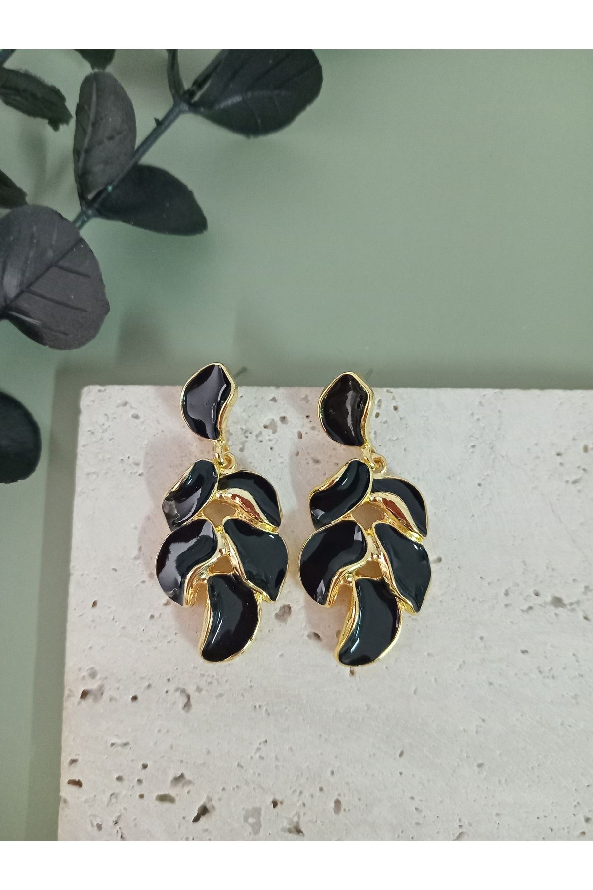 Siyah Yaprak Model Kadın Küpe
