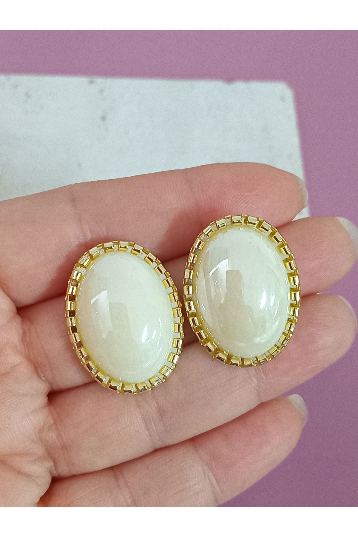 Gold Oval İnci Krem Şık Hafif Küpe