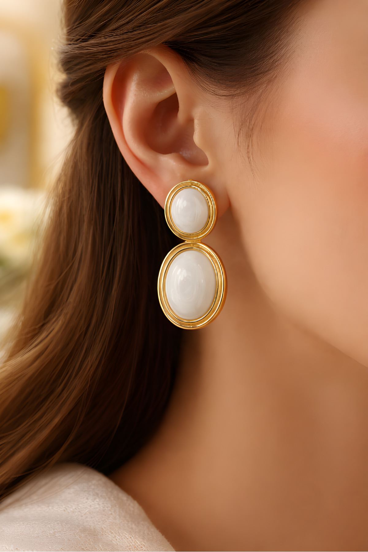 Gold Beyaz Mineli Sallantılı Küpe, Hafif