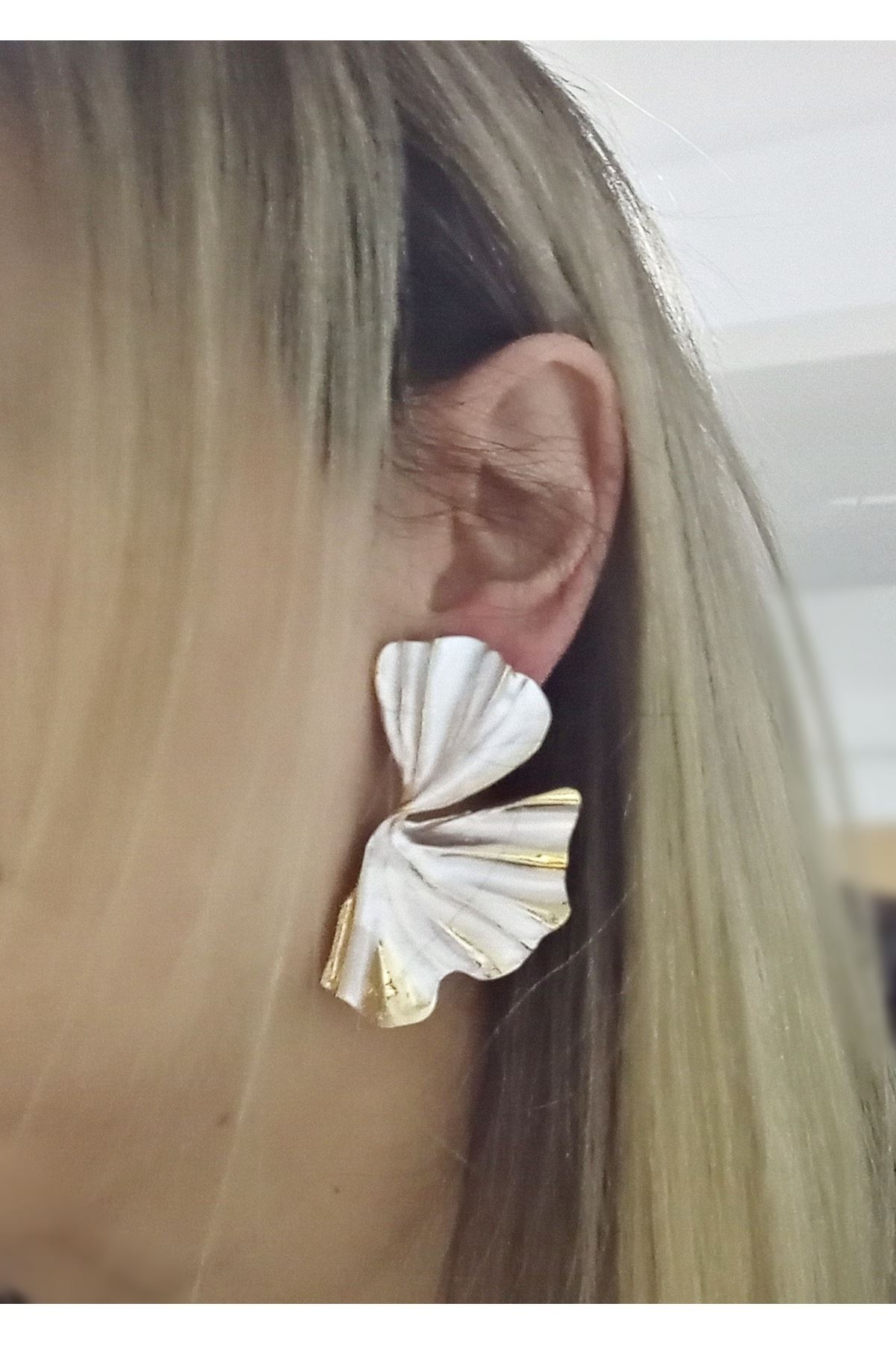 Beyaz Mineli Gold Yaprak Küpe