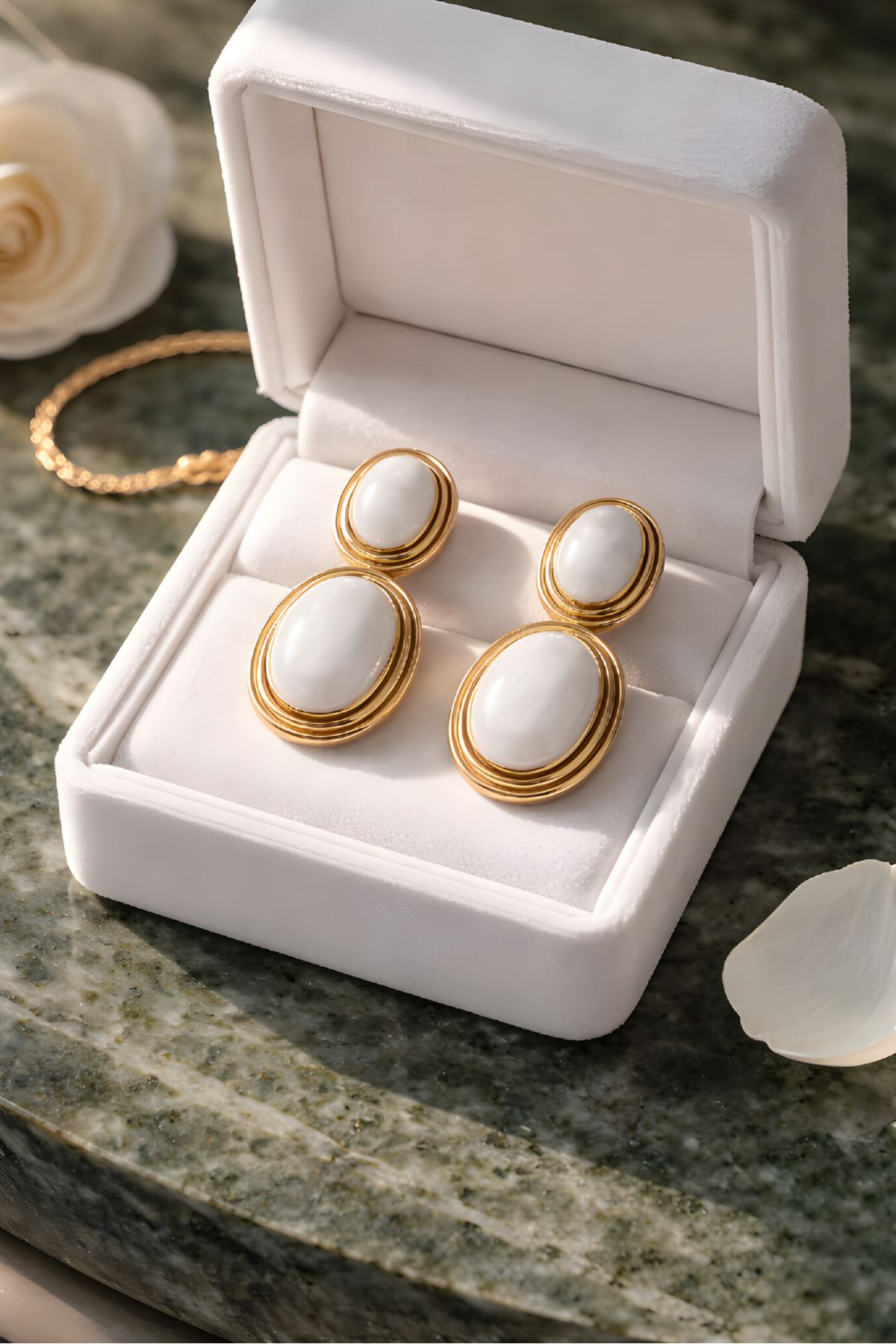 Gold Beyaz Mineli Sallantılı Küpe, Hafif