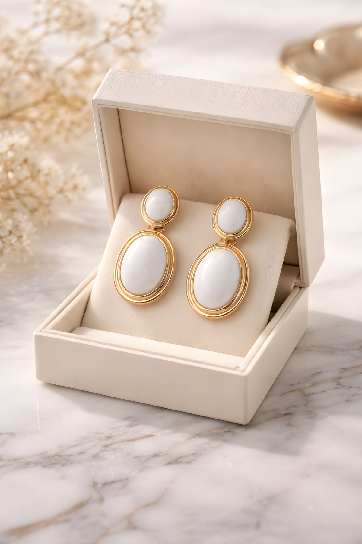 Gold Beyaz Mineli Sallantılı Küpe, Hafif