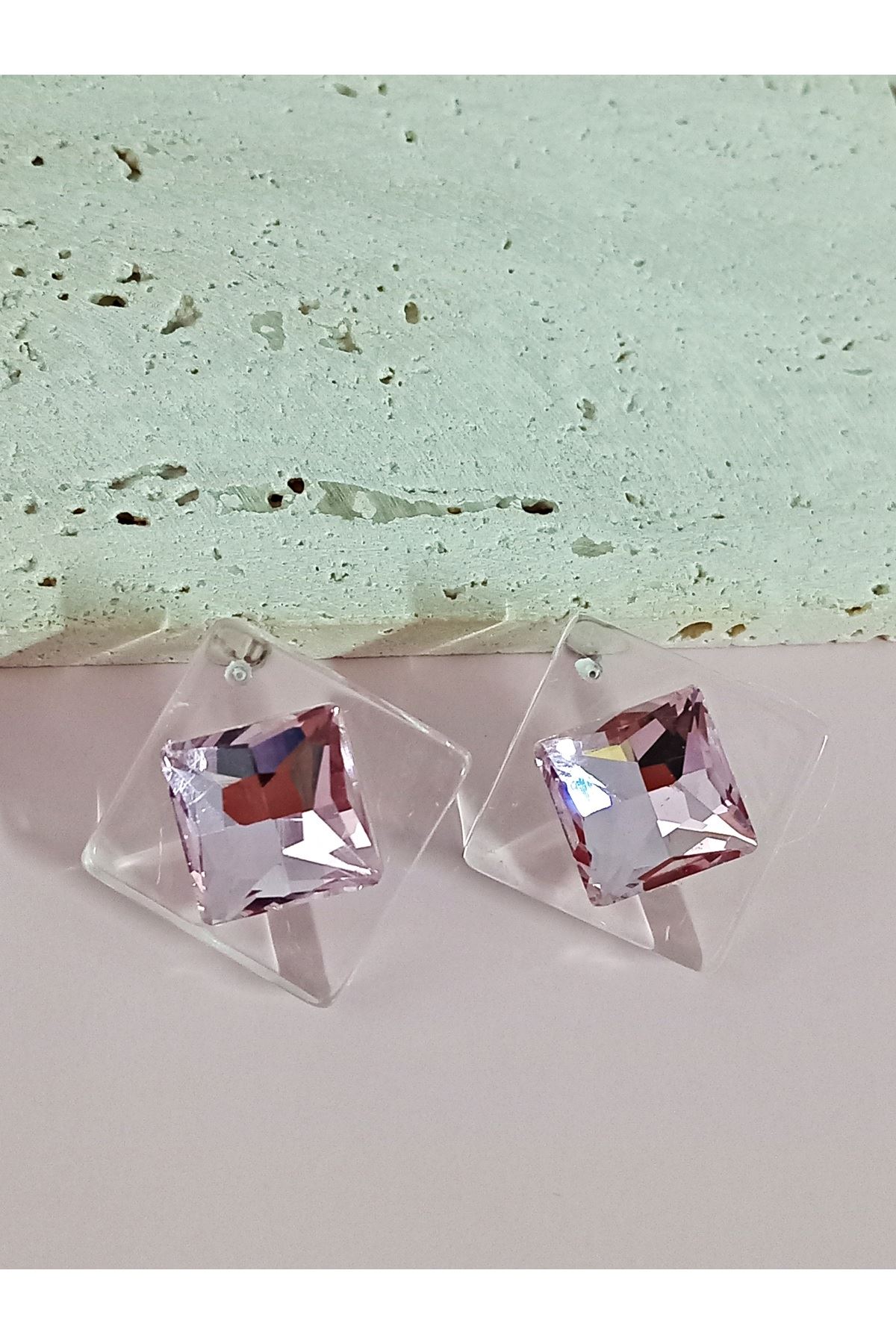 Pembe Taşlı Kare Akrilik Hafif Küpe