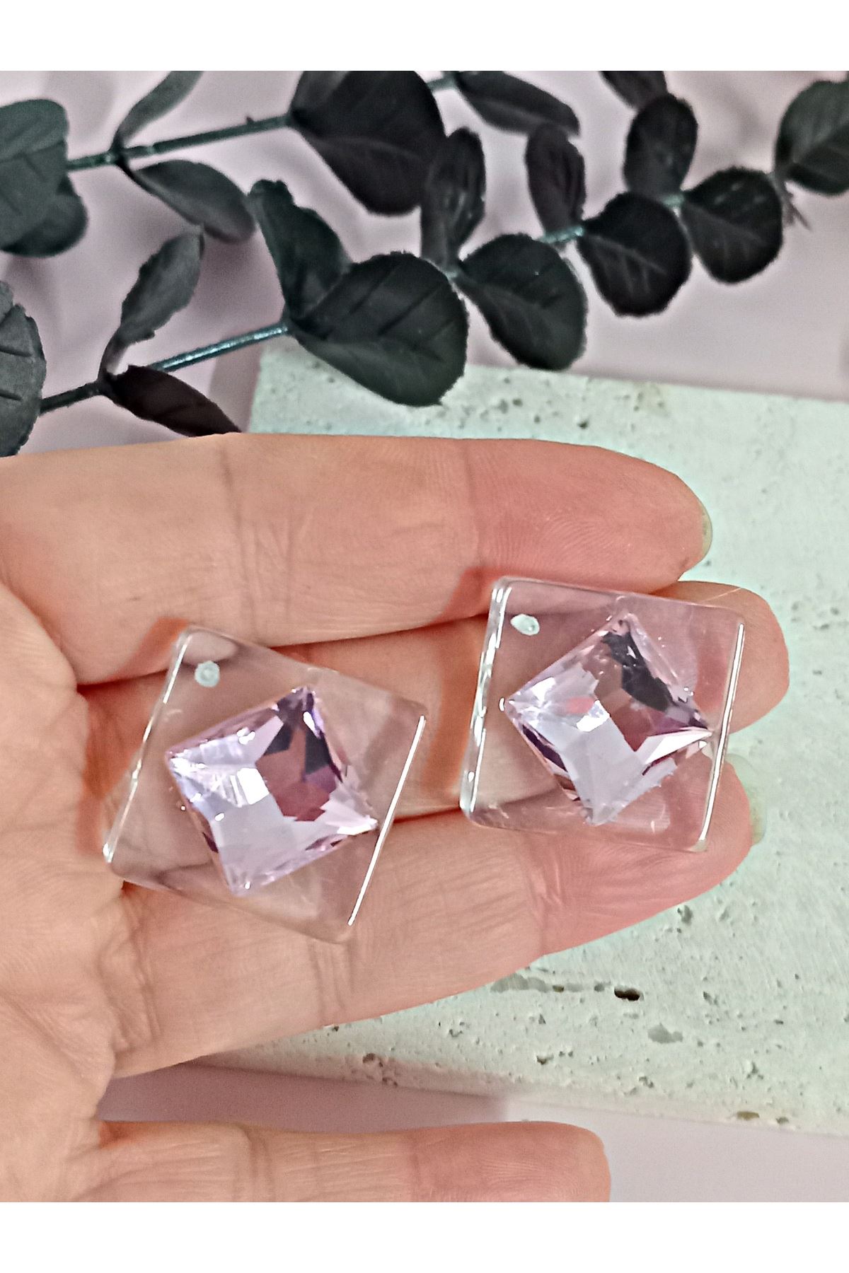Pembe Taşlı Kare Akrilik Hafif Küpe