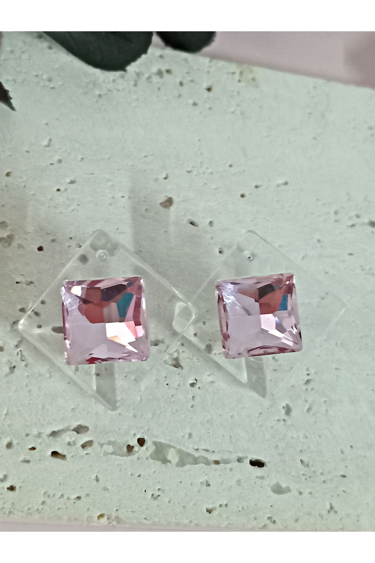 Pembe Taşlı Kare Akrilik Hafif Küpe