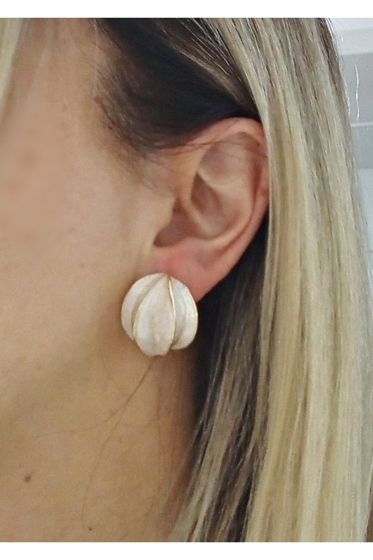 Sedefli Krem Mineli Top Kadın Küpe