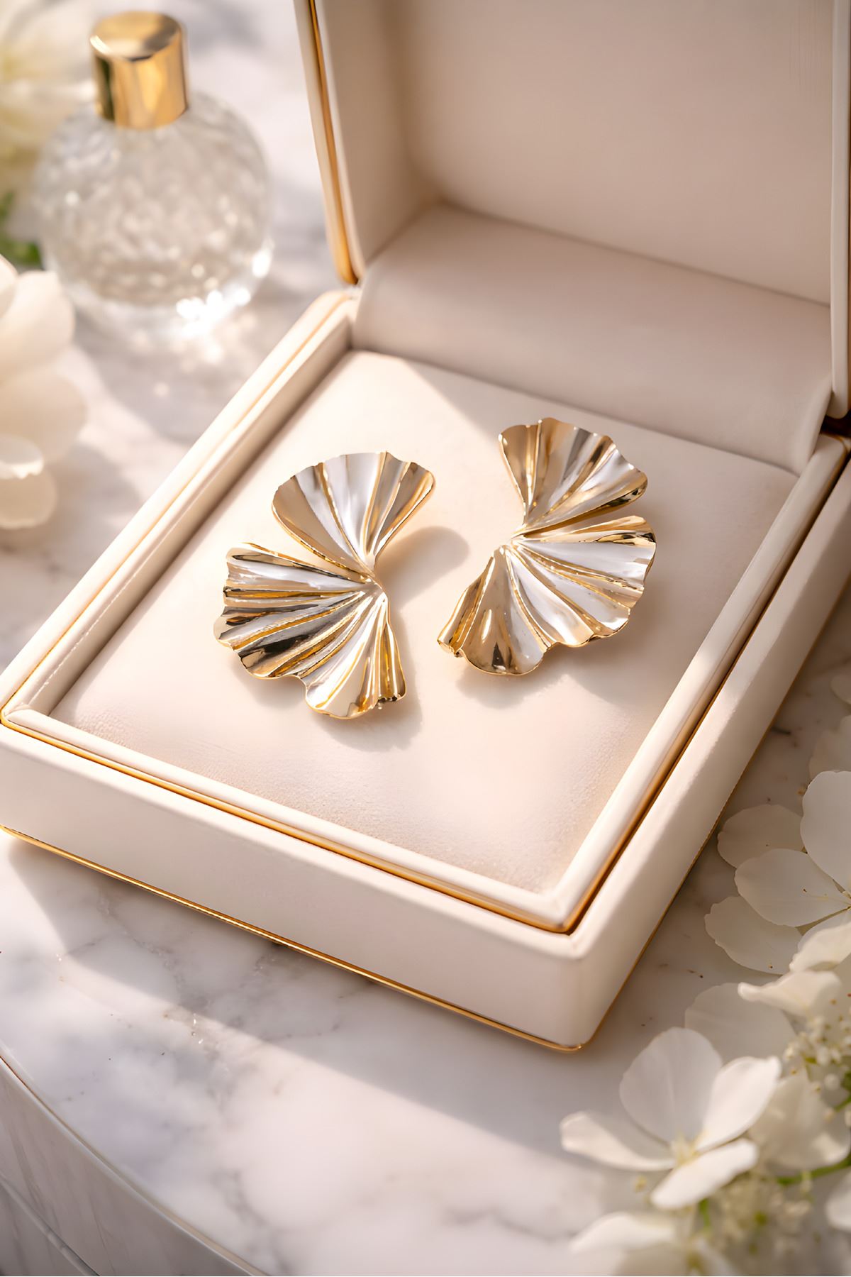 Gold Beyaz Mineli Yarım Yaprak Küpe, Hafif